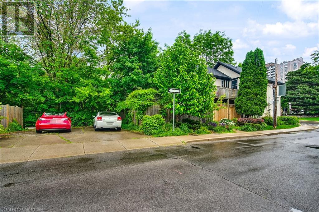 Property at 118 QUEEN Street S image 3
