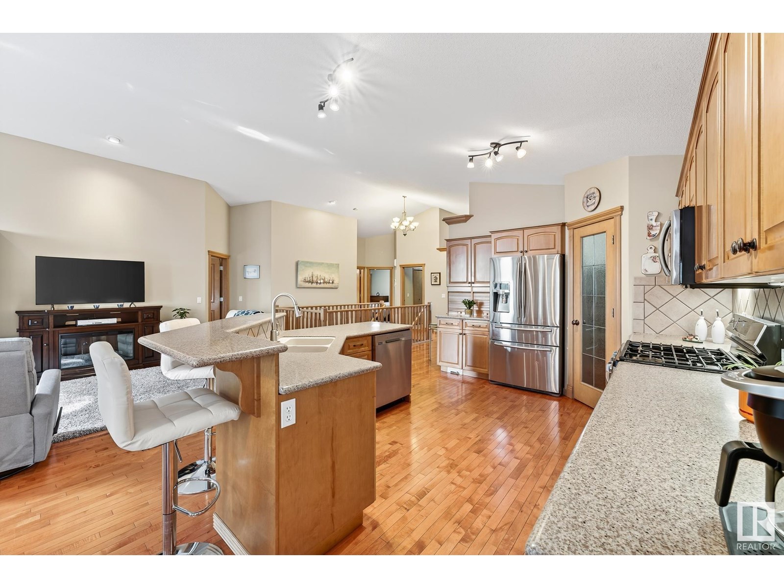 Property at 15 OVERTON PL image 2