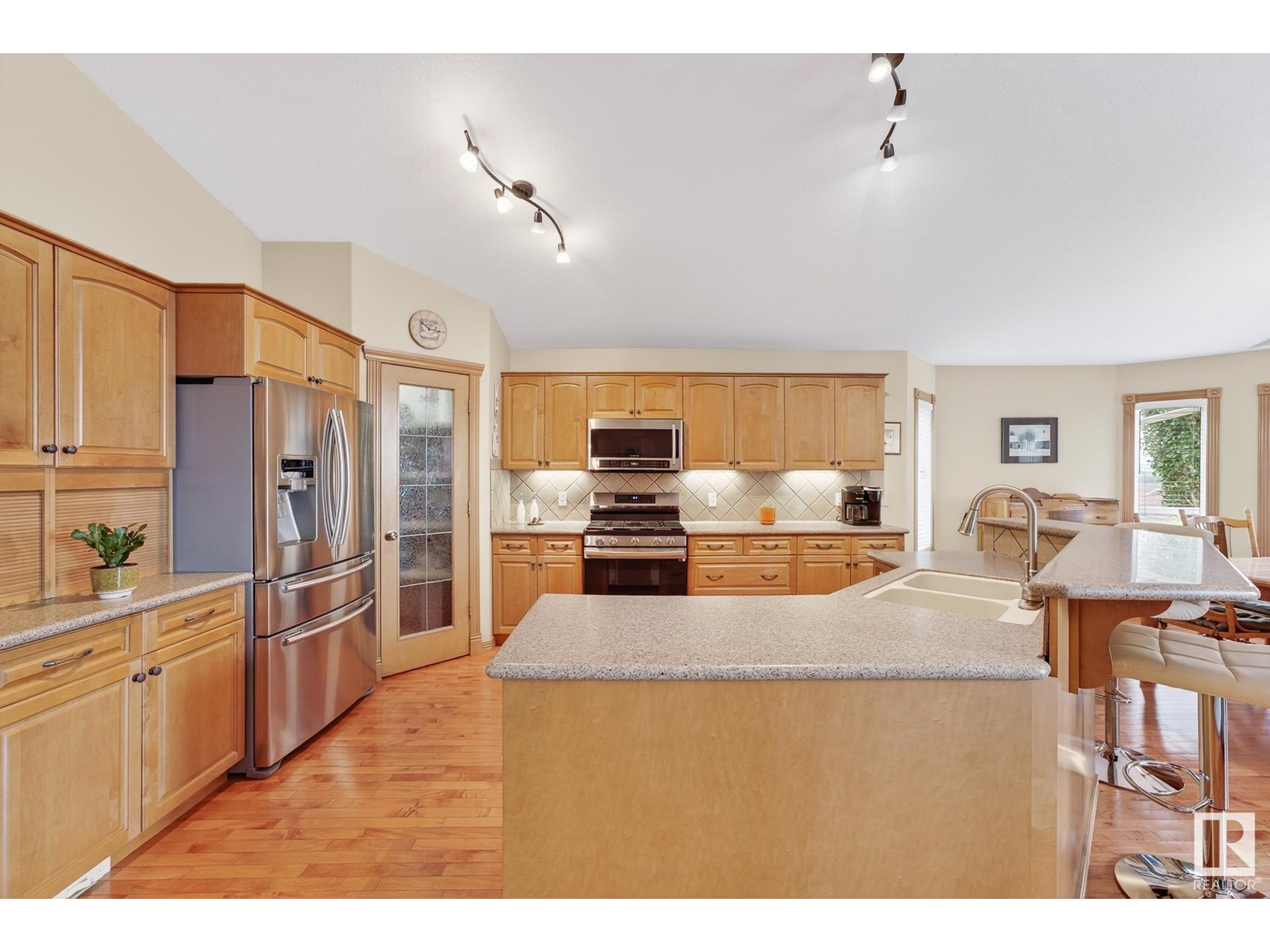 Property at 15 OVERTON PL image 3