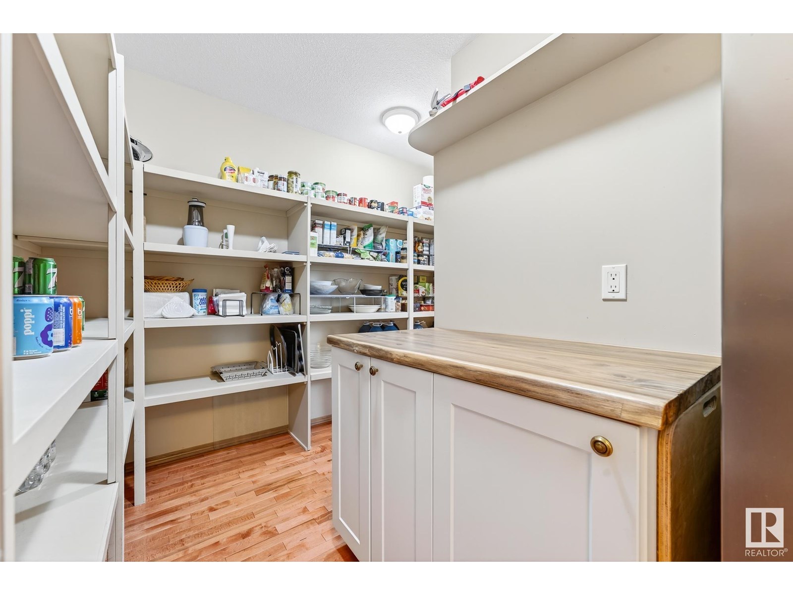 Property at 15 OVERTON PL image 4