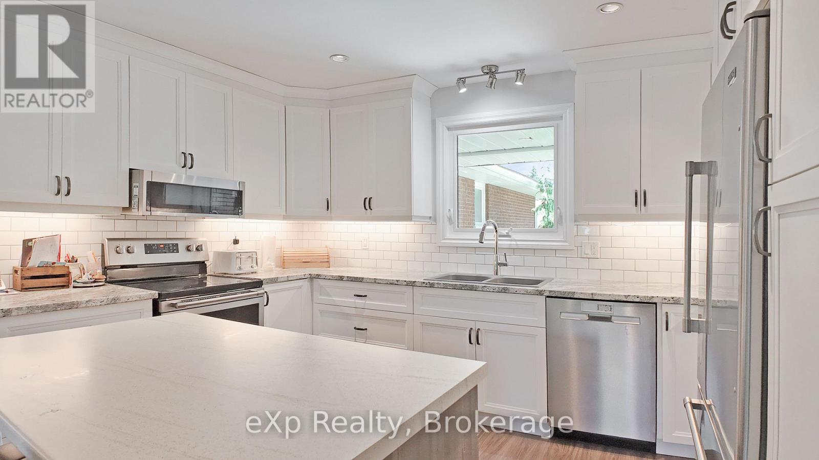 238 4th Avenue, Hanover, Ontario  N4N 2B5 - Photo 6 - X12302473