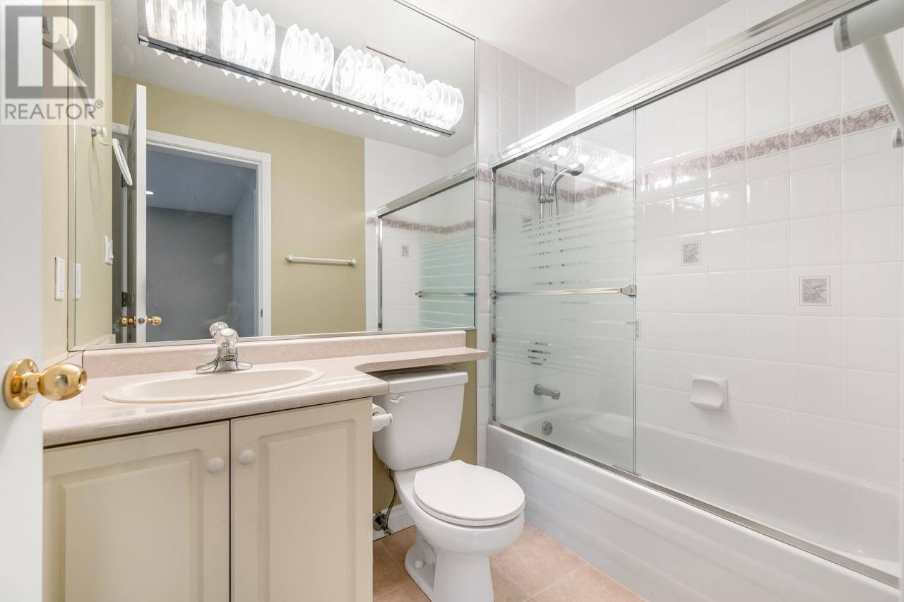 Listing Picture 24 of 29 : 2727 W 24 AVENUE, Vancouver / 溫哥華 - 魯藝地產 Yvonne Lu Group - MLS Medallion Club Member