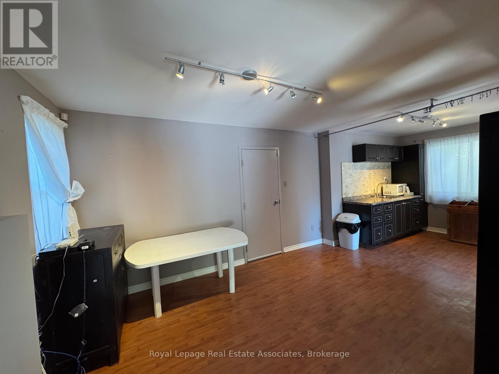 270 Lakeshore Road E, Mississauga, Ontario  L5G 1H1 - Photo 3 - W12302601