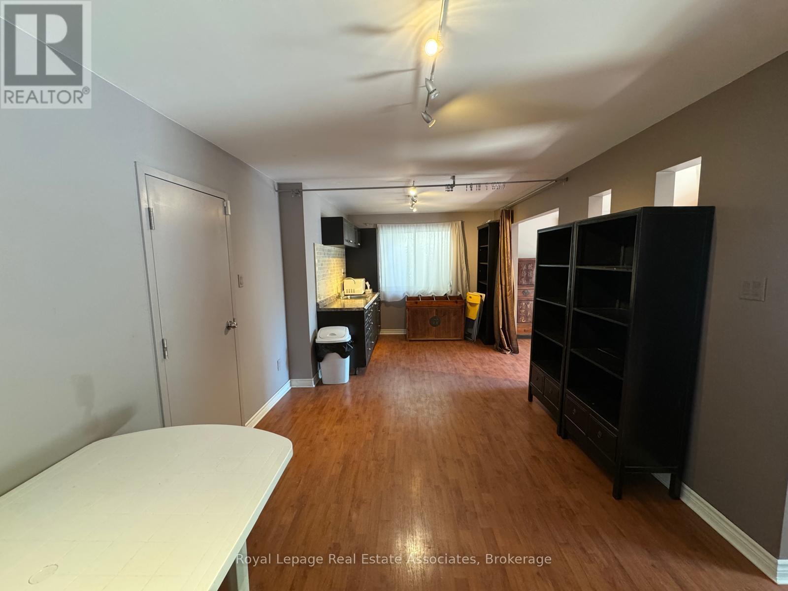 270 Lakeshore Road E, Mississauga, Ontario  L5G 1H1 - Photo 4 - W12302601