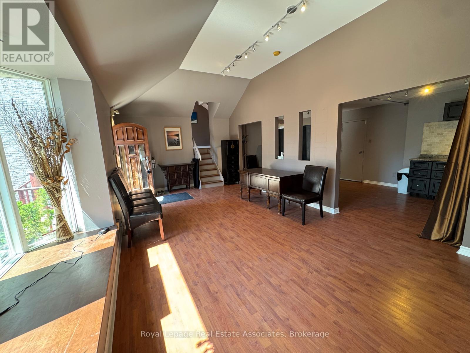 270 Lakeshore Road E, Mississauga, Ontario  L5G 1H1 - Photo 5 - W12302601