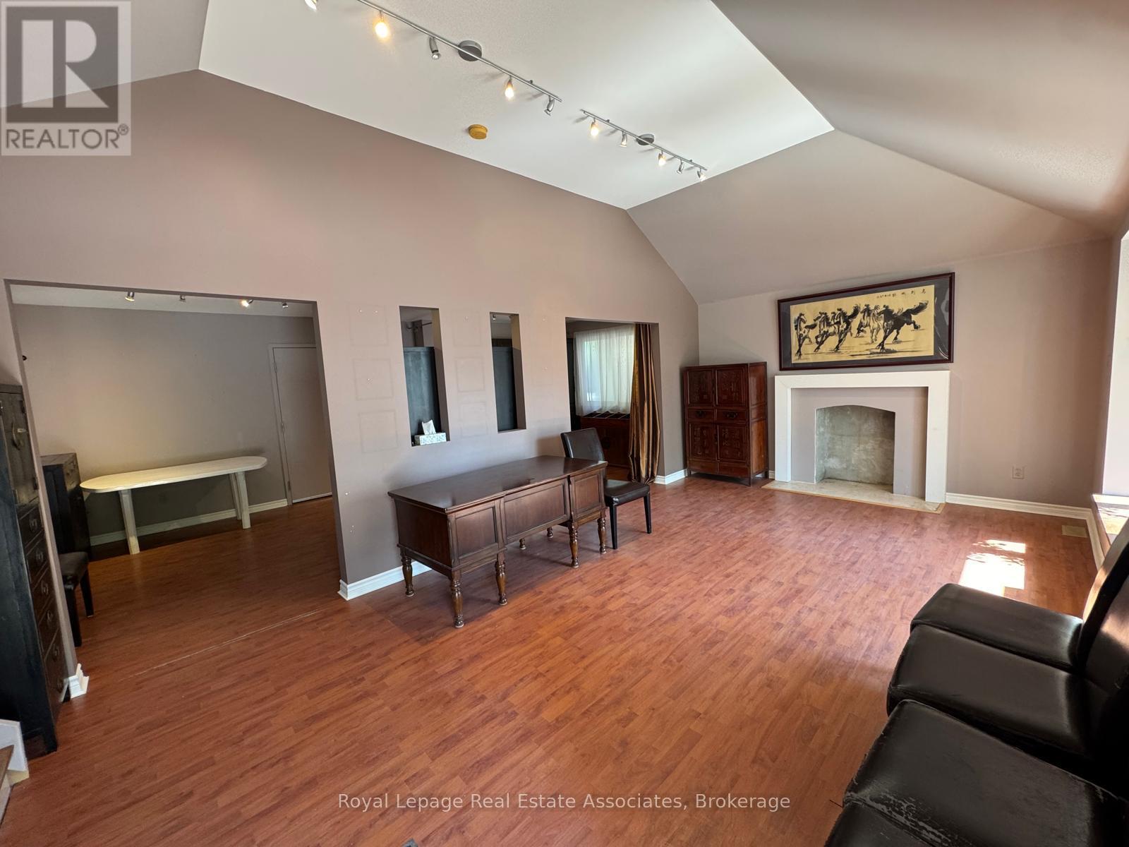 270 Lakeshore Road E, Mississauga, Ontario  L5G 1H1 - Photo 6 - W12302601