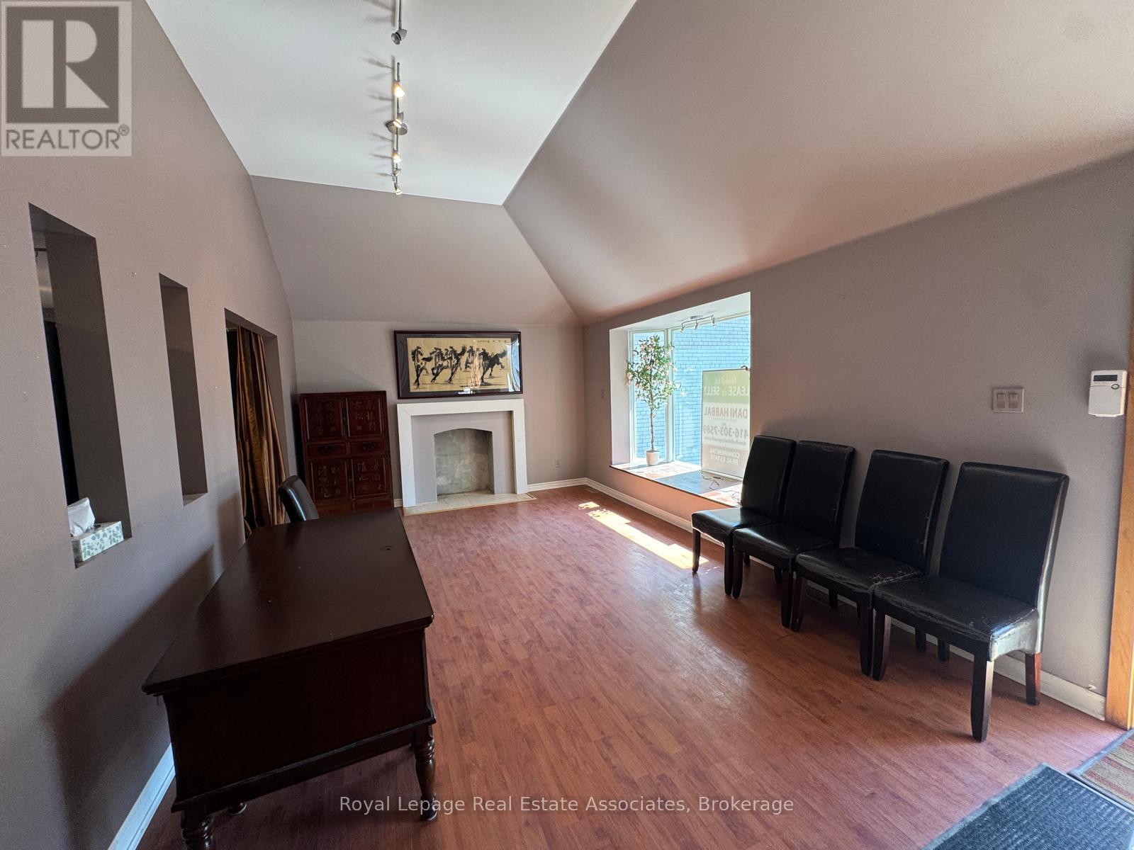 270 Lakeshore Road E, Mississauga, Ontario  L5G 1H1 - Photo 7 - W12302601