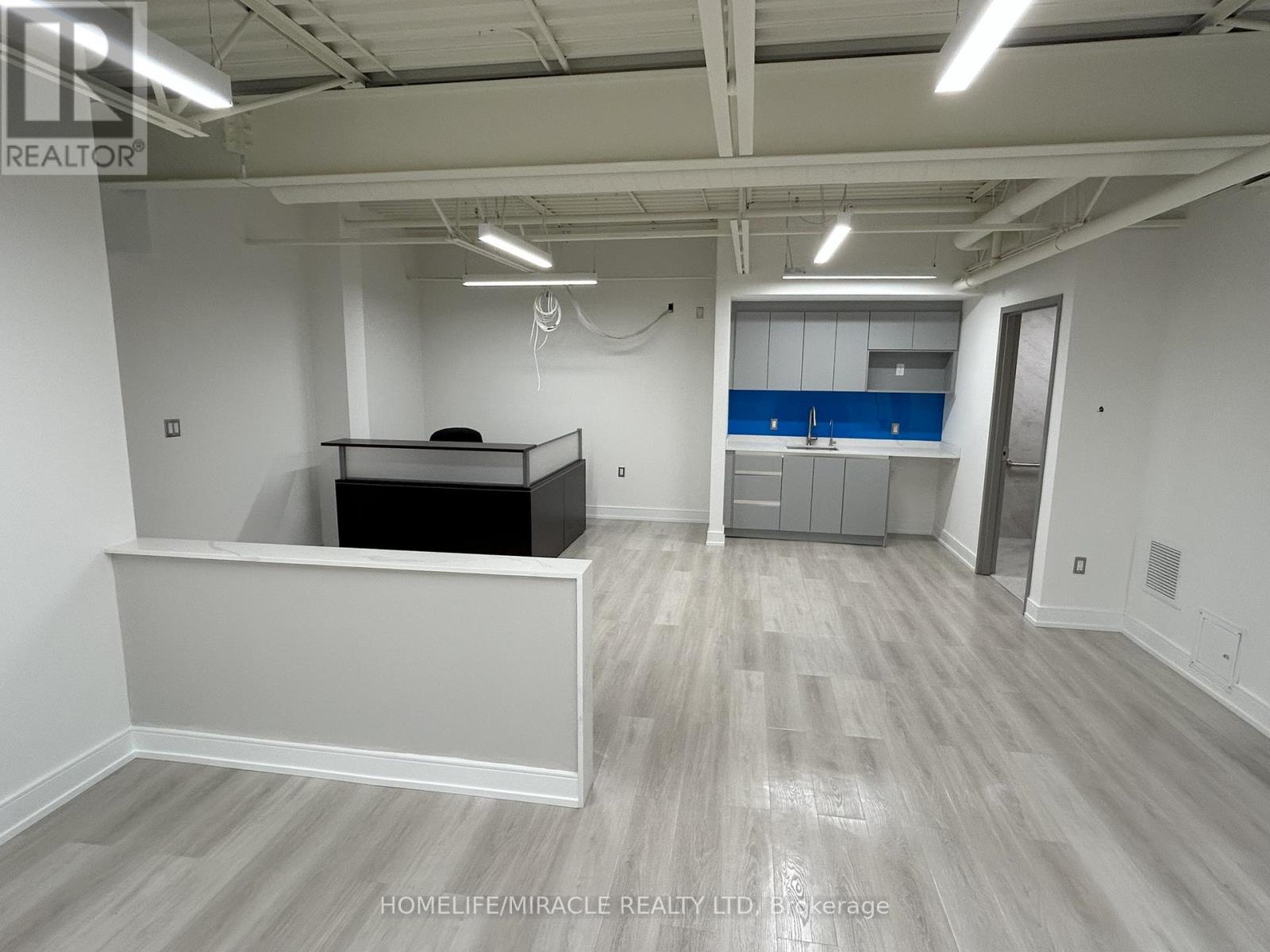 2 (Upper Level) - 2001 Albion Road, Toronto, Ontario  M9W 6V6 - Photo 8 - W12301291