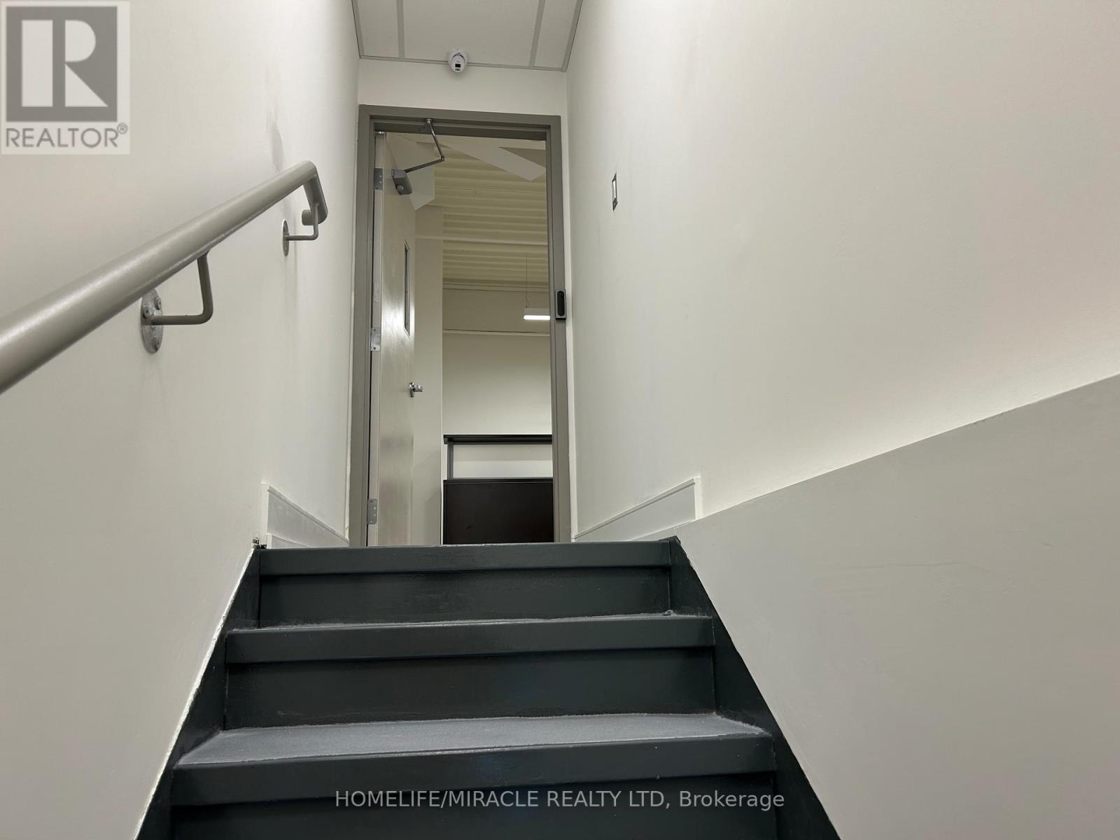 2 (Upper Level) - 2001 Albion Road, Toronto, Ontario  M9W 6V6 - Photo 16 - W12301291