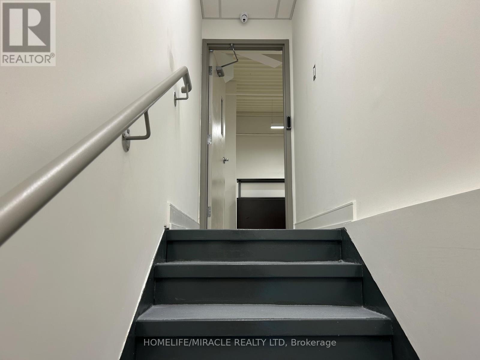2 (Upper Level) - 2001 Albion Road, Toronto, Ontario  M9W 6V6 - Photo 17 - W12301291