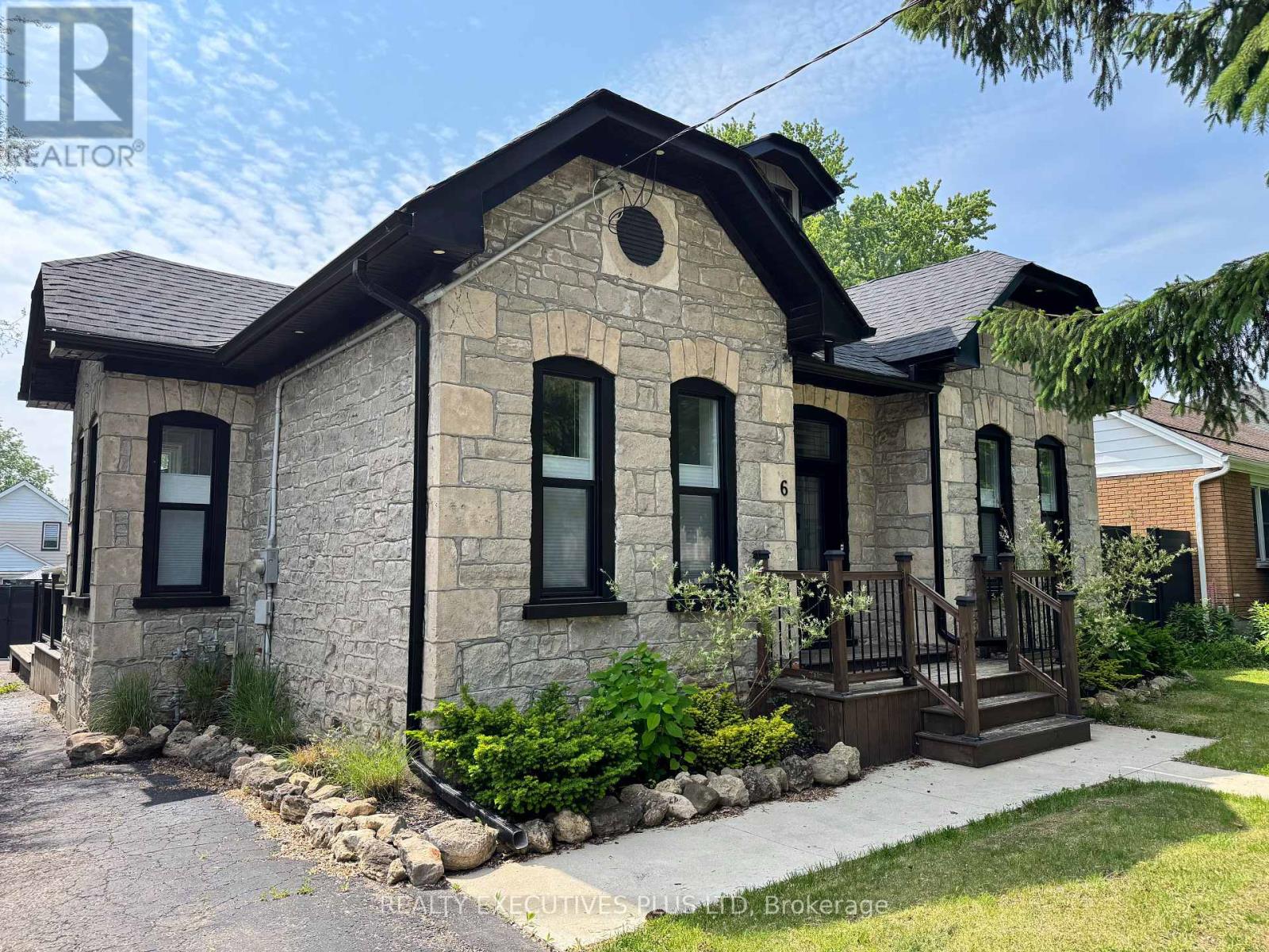 Property at 6 ELGIN STREET N image 3