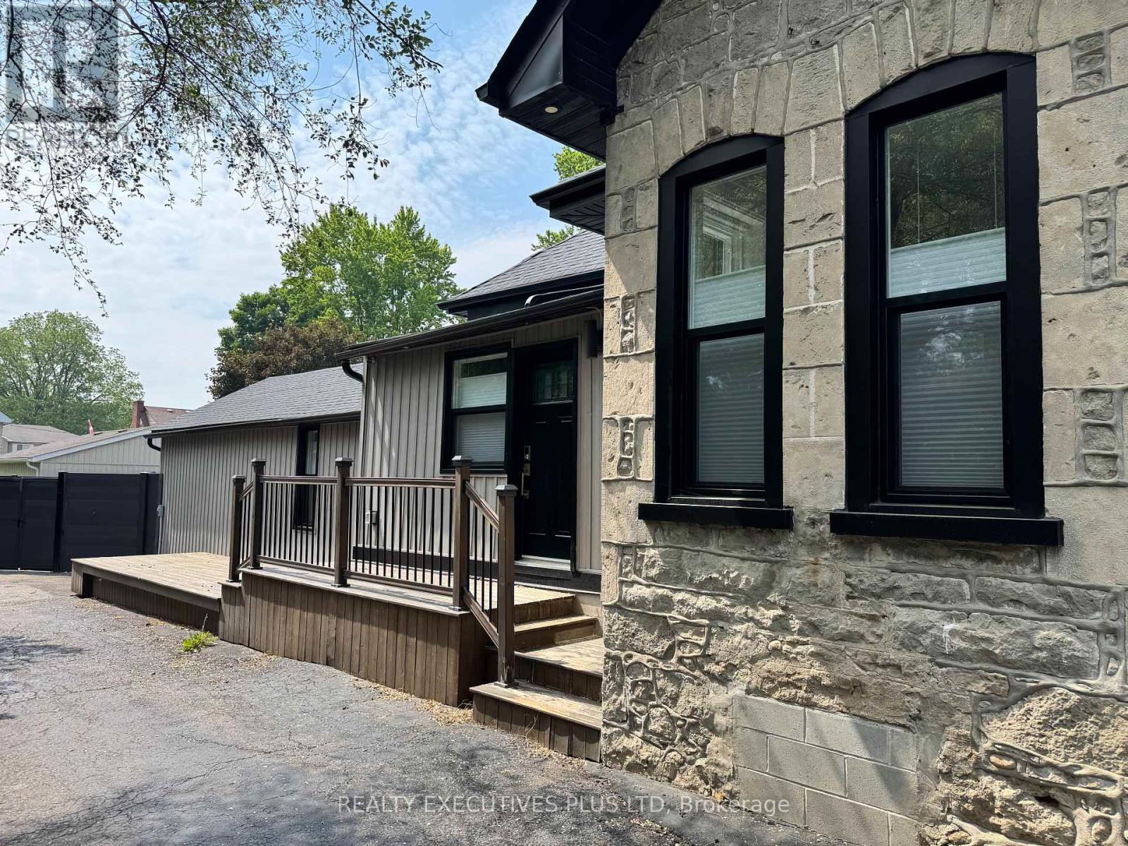 Property at 6 ELGIN STREET N image 4