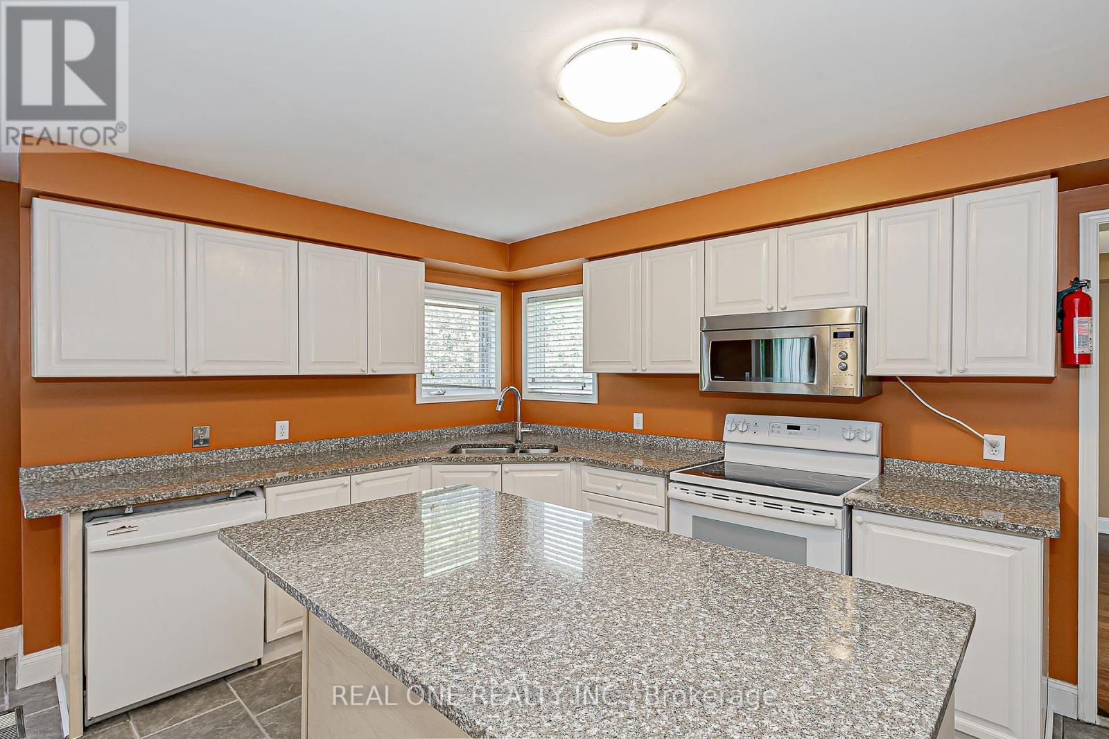 493 Sandalwood Court, Oshawa, Ontario  L1G 7X9 - Photo 18 - E12301315