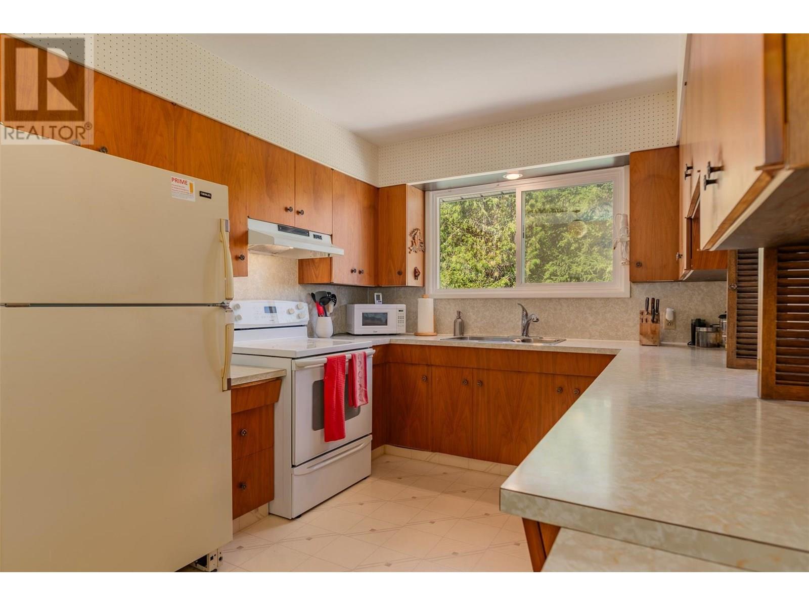 1669 Ridgewood Drive, Castlegar, British Columbia  V1N 2L5 - Photo 9 - 10354742