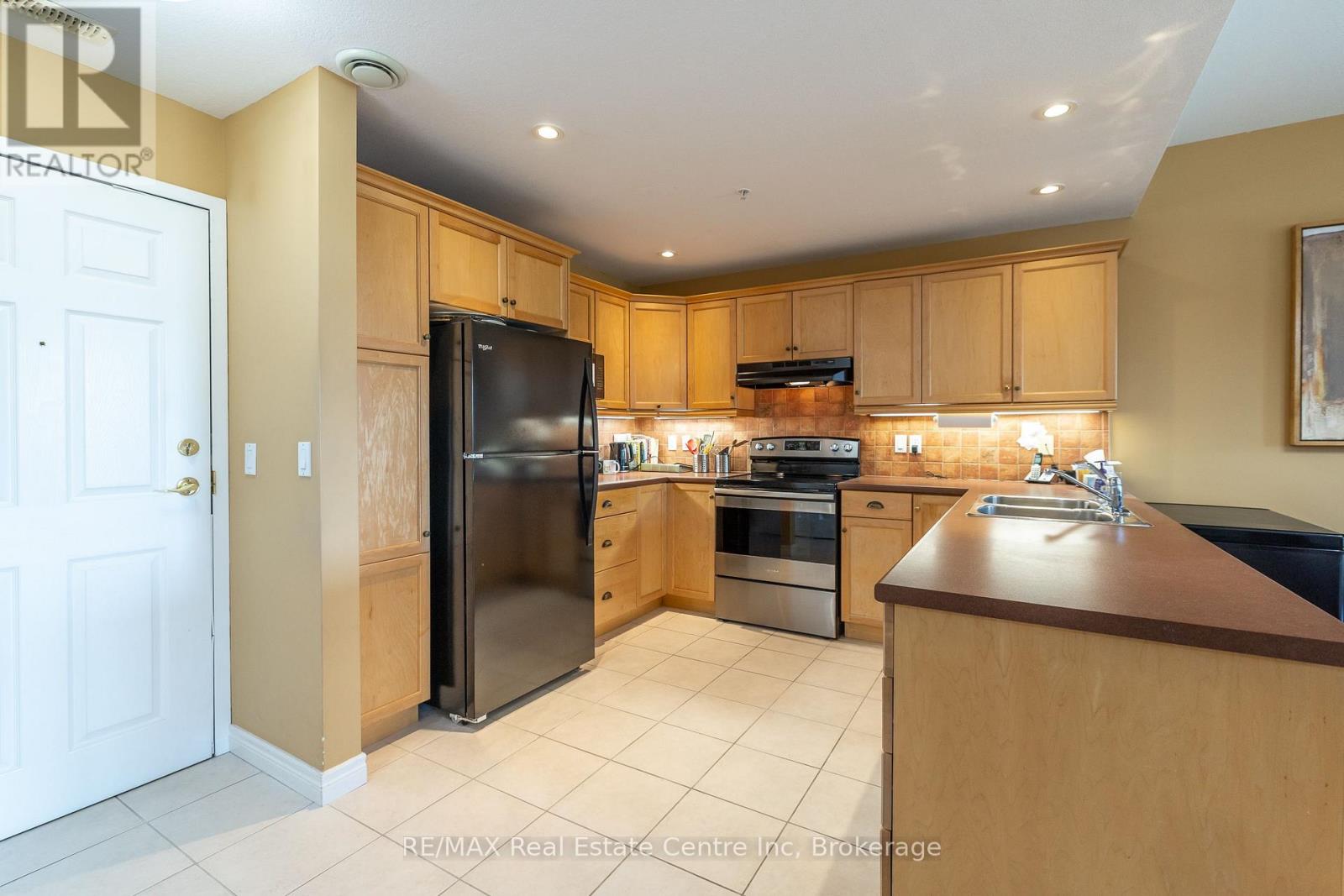 303 - 20 Station Square, Centre Wellington, Ontario  N0B 1S0 - Photo 2 - X12302979