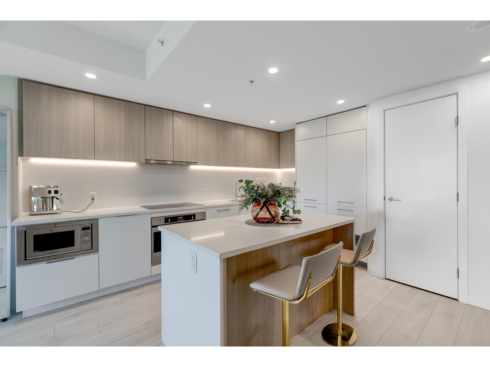 802 13318 104 Avenue, Surrey, British Columbia  V3T 0R2 - Photo 2 - R3011118