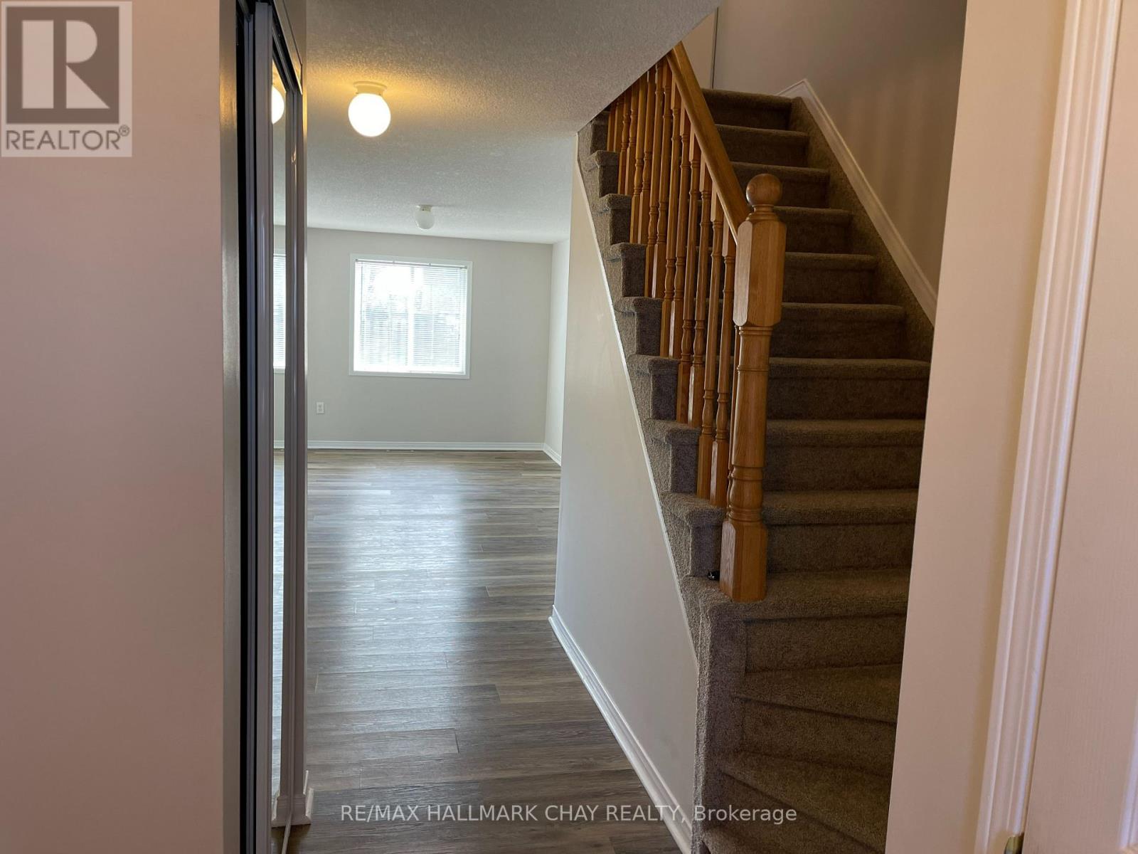 15 Coronation Parkway, Barrie, Ontario  L4M 7J9 - Photo 2 - S12302935
