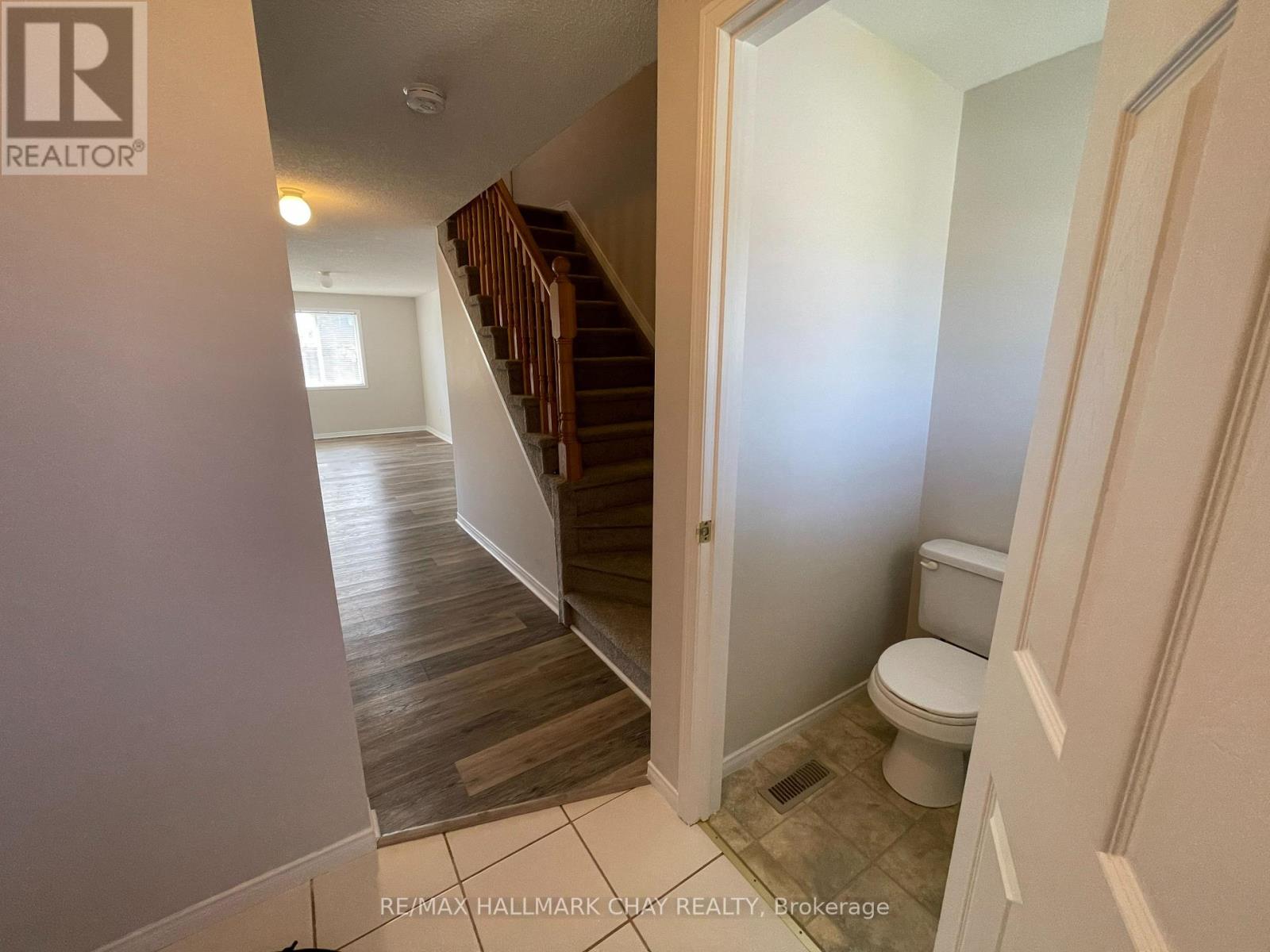 15 Coronation Parkway, Barrie, Ontario  L4M 7J9 - Photo 3 - S12302935