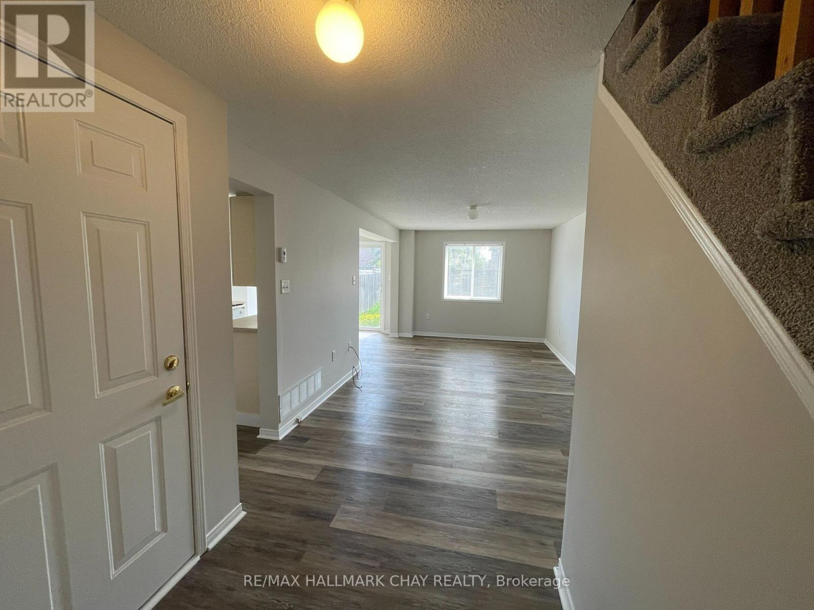 15 Coronation Parkway, Barrie, Ontario  L4M 7J9 - Photo 4 - S12302935