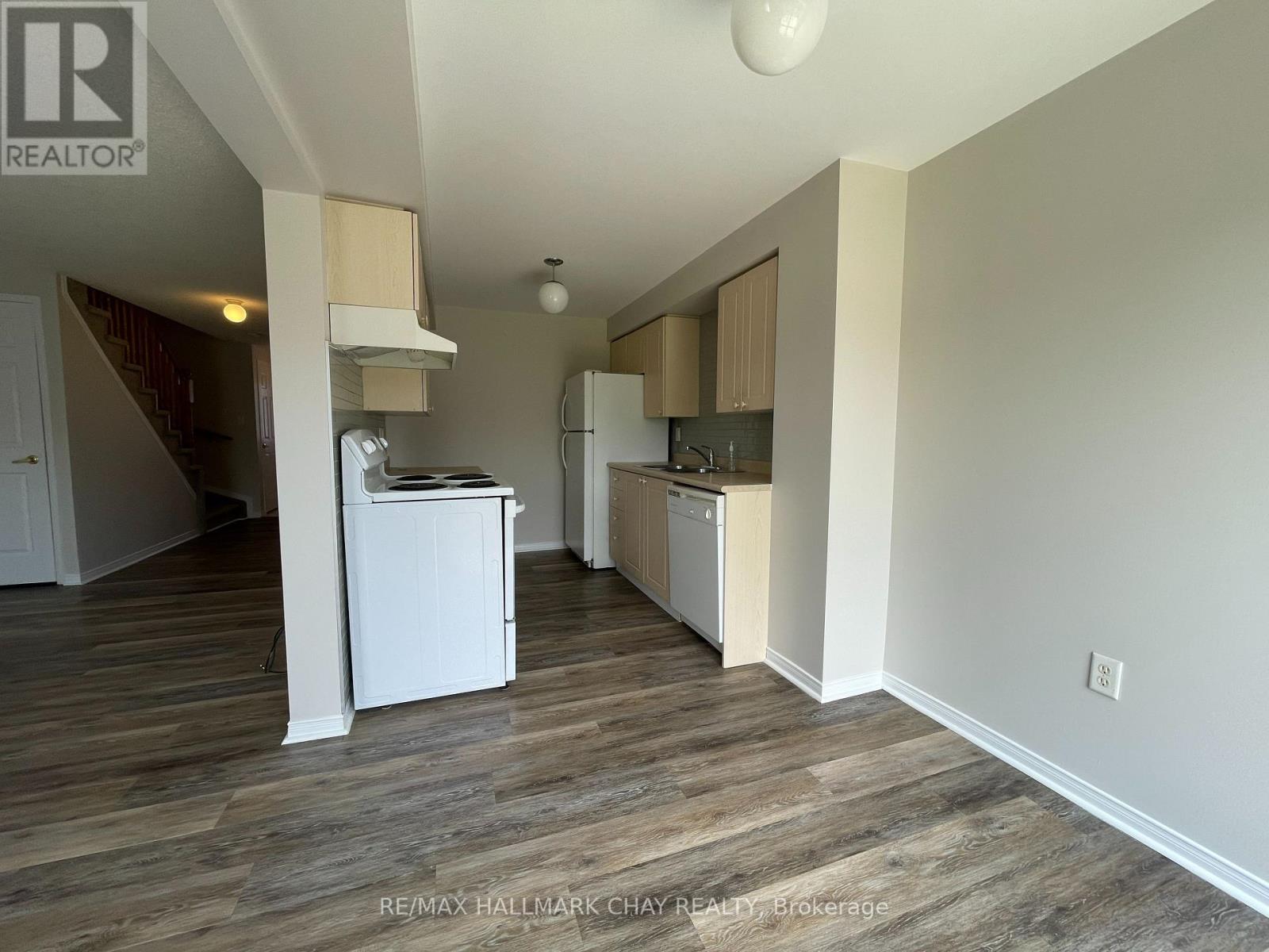 15 Coronation Parkway, Barrie, Ontario  L4M 7J9 - Photo 7 - S12302935