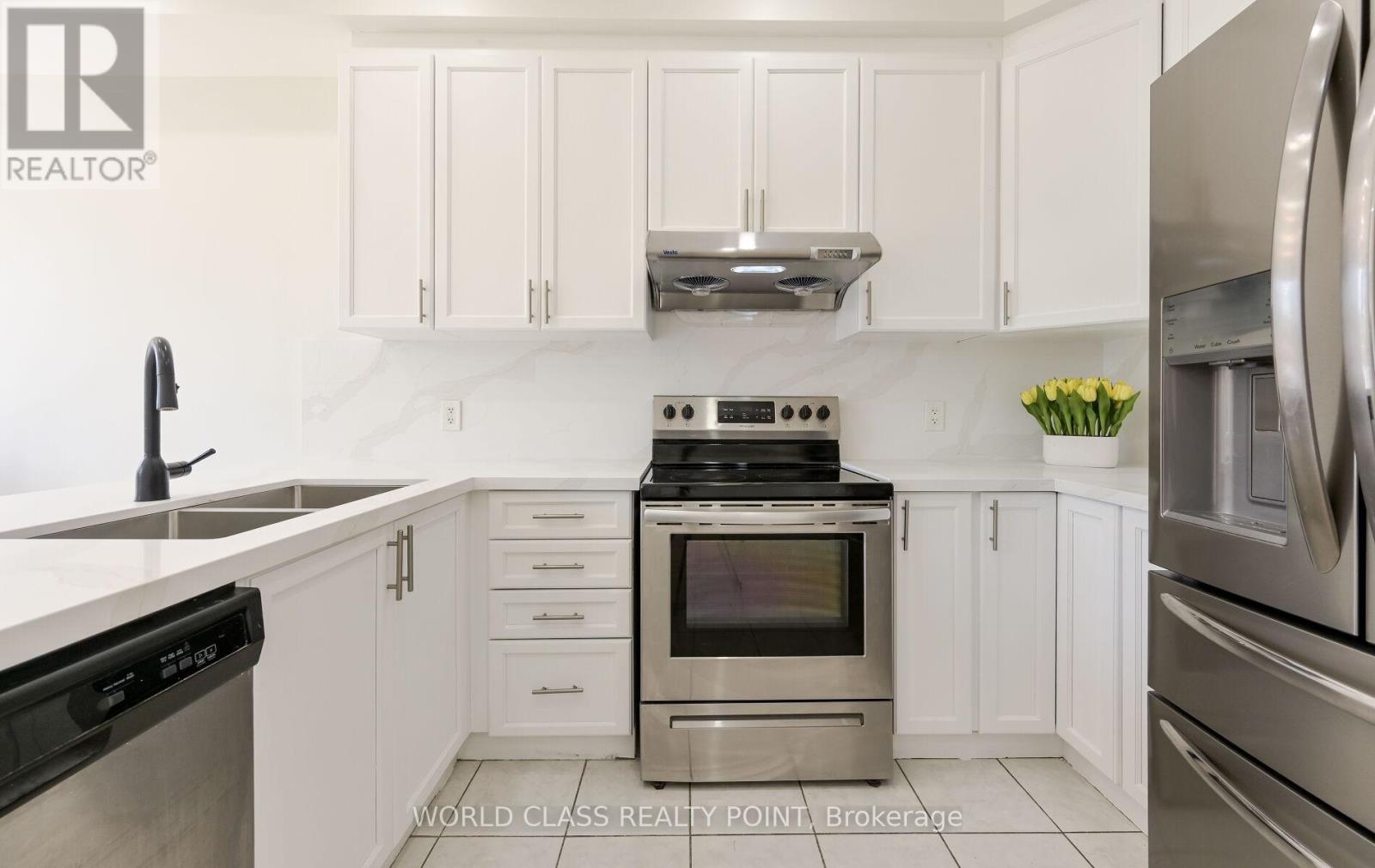 6 Davenfield Circle, Brampton, Ontario  L6P 2P7 - Photo 10 - W12302865