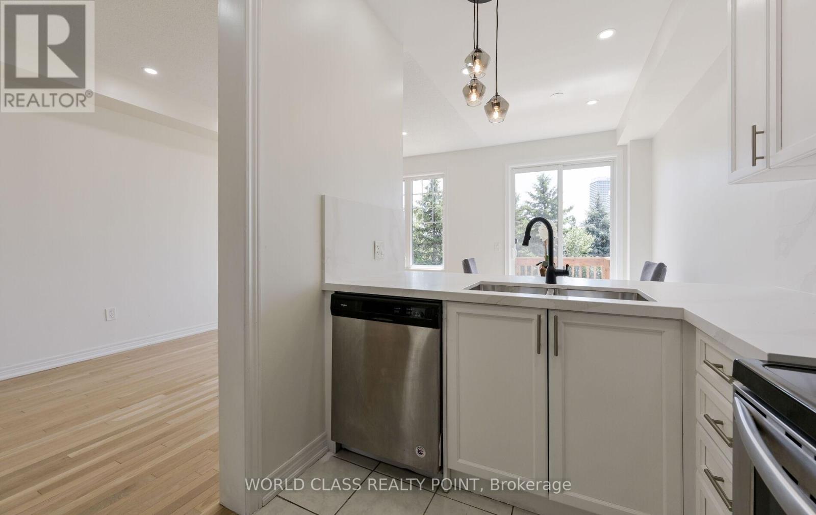 6 Davenfield Circle, Brampton, Ontario  L6P 2P7 - Photo 11 - W12302865