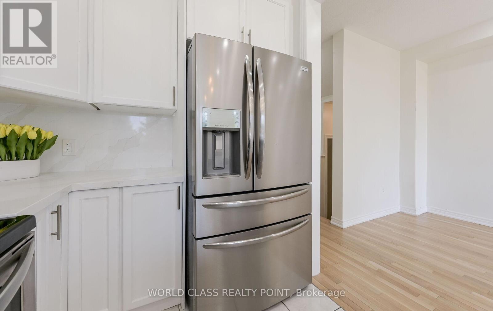 6 Davenfield Circle, Brampton, Ontario  L6P 2P7 - Photo 12 - W12302865