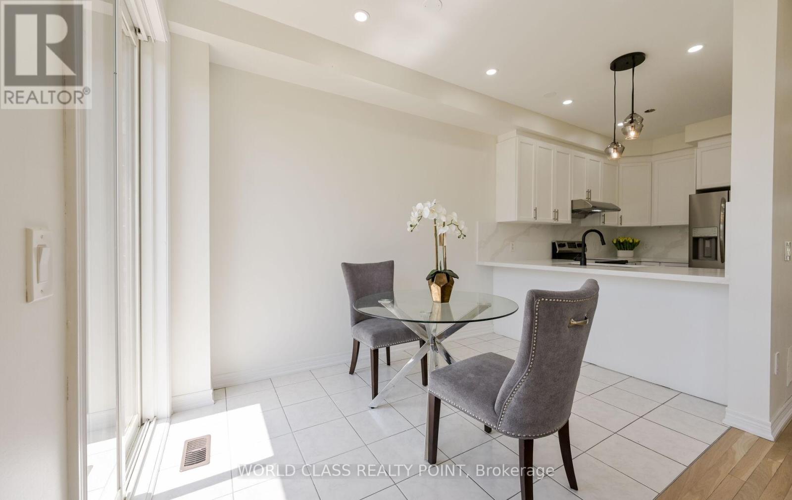 6 Davenfield Circle, Brampton, Ontario  L6P 2P7 - Photo 6 - W12302865