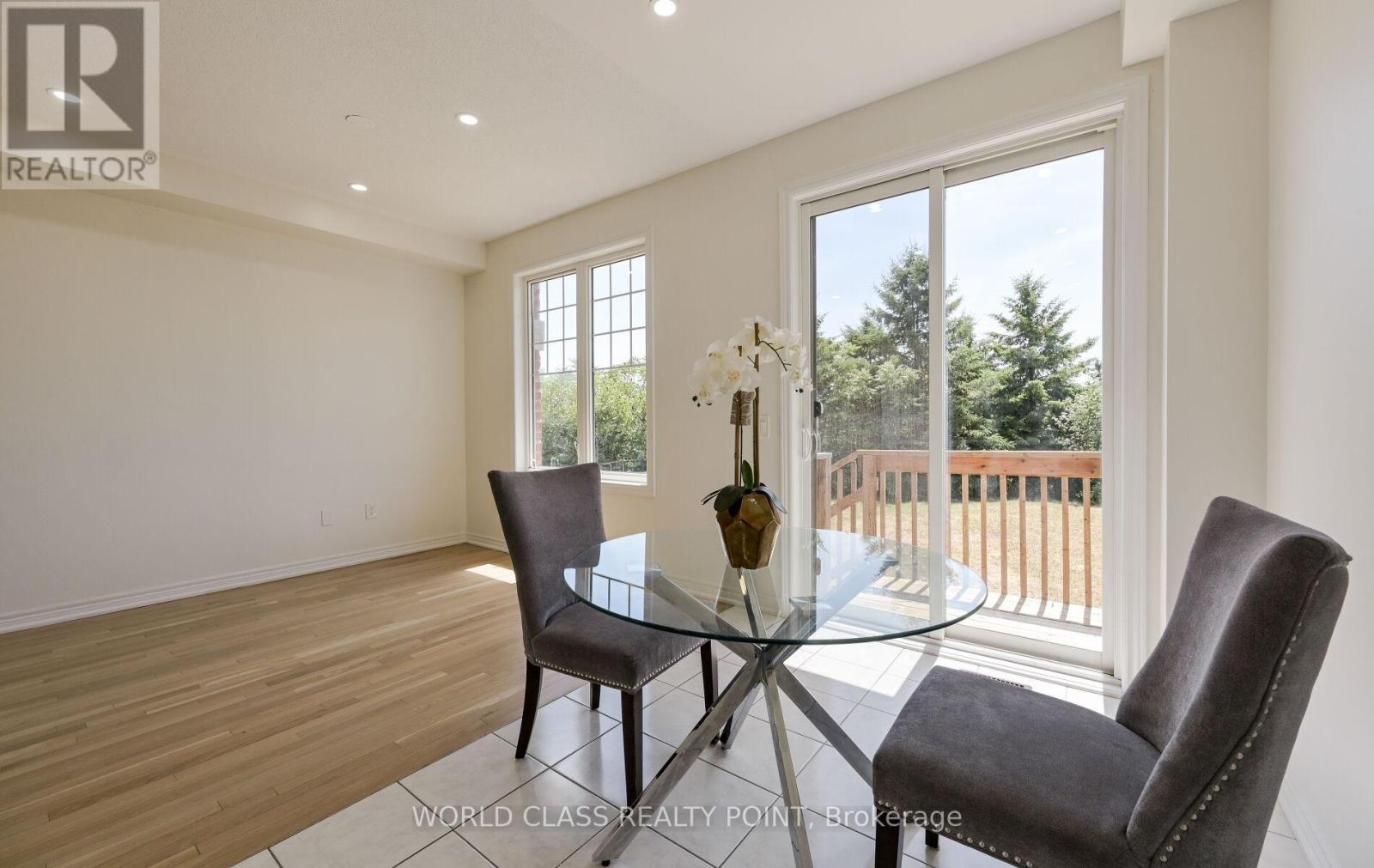 6 Davenfield Circle, Brampton, Ontario  L6P 2P7 - Photo 7 - W12302865