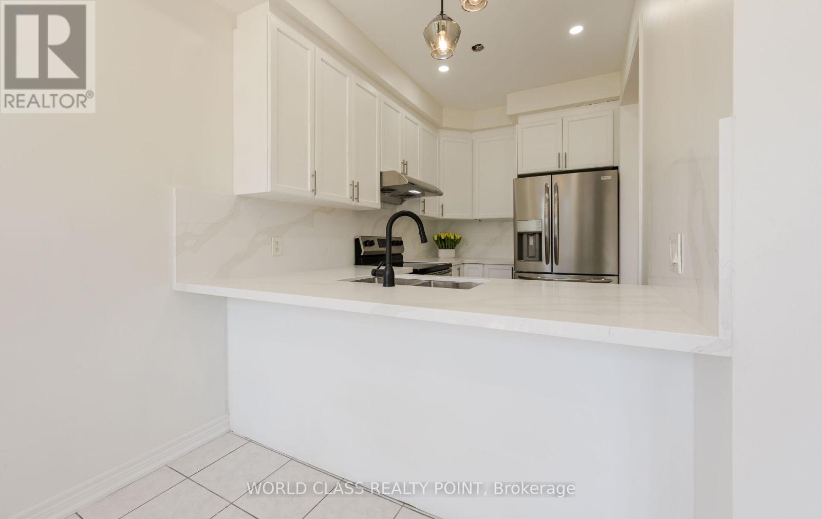 6 Davenfield Circle, Brampton, Ontario  L6P 2P7 - Photo 8 - W12302865