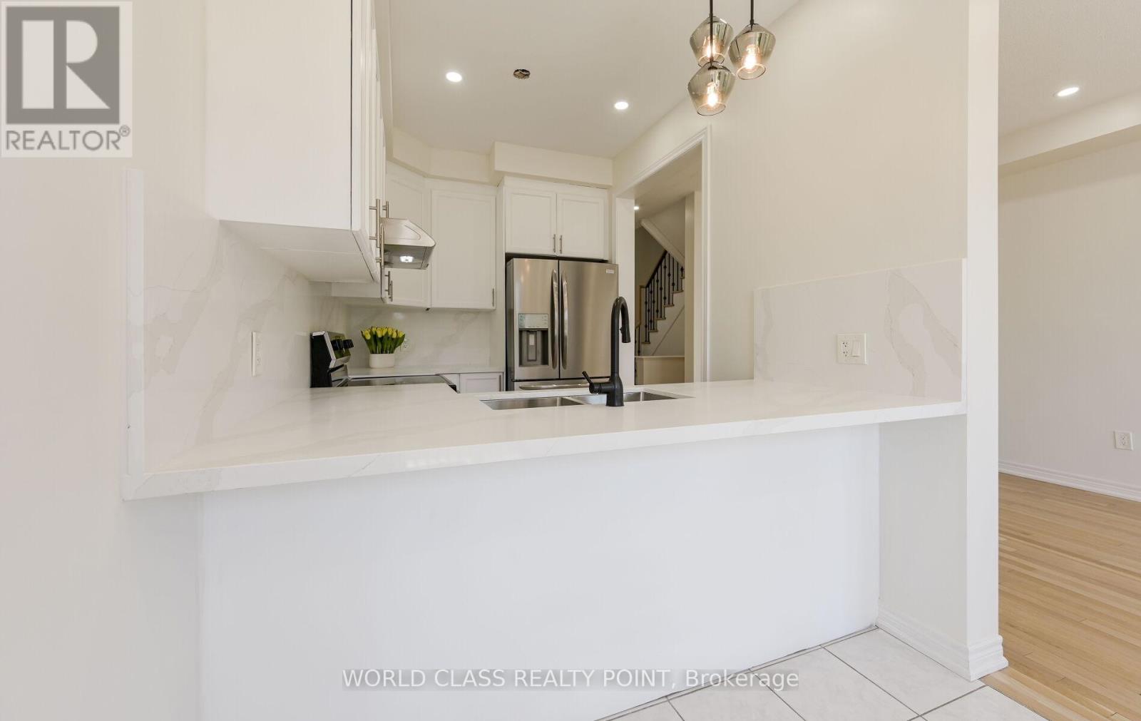 6 Davenfield Circle, Brampton, Ontario  L6P 2P7 - Photo 9 - W12302865