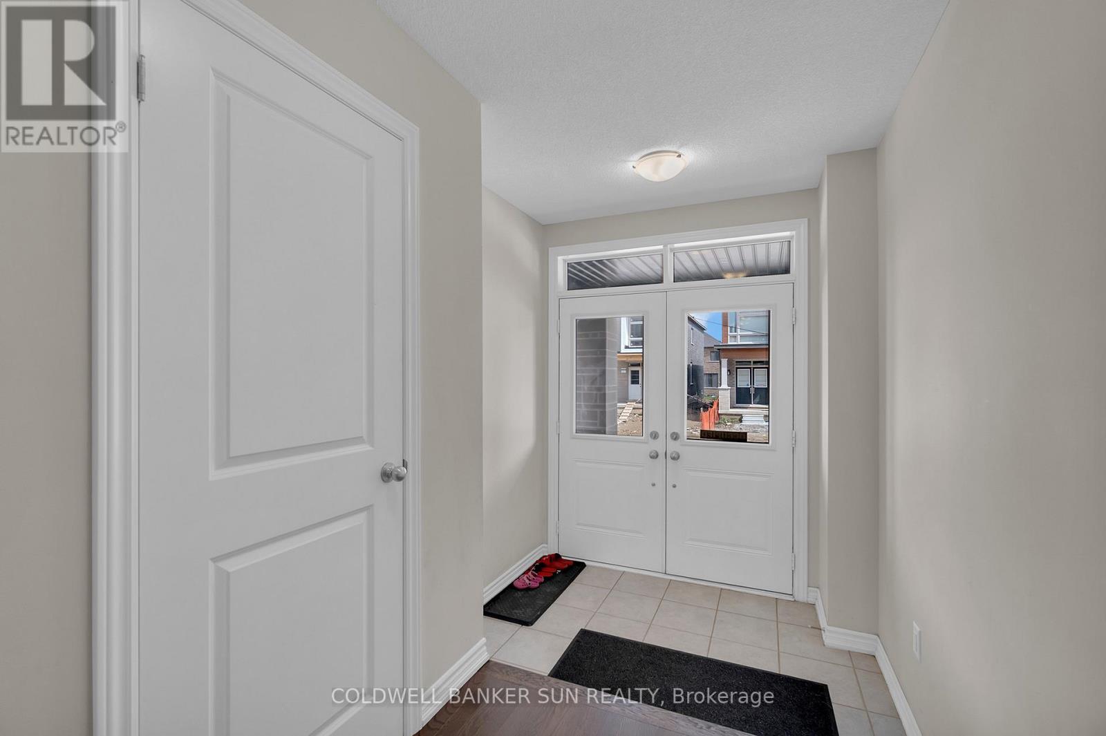 42 Donald Ficht Crescent, Brampton, Ontario  L7A 5H8 - Photo 5 - W12302880