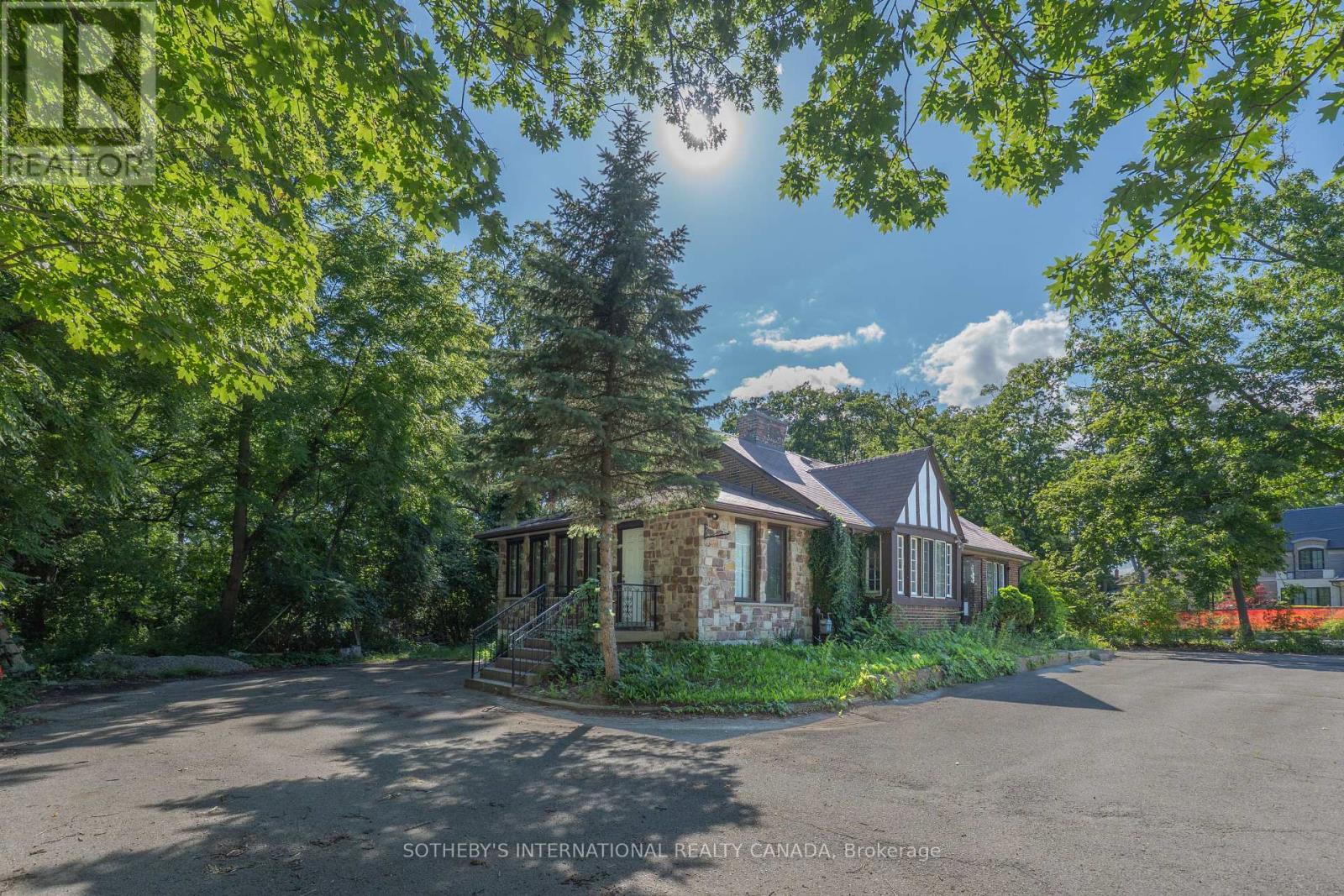 1462 Hurontario Street, Mississauga, Ontario  L5G 3H4 - Photo 4 - W12302958