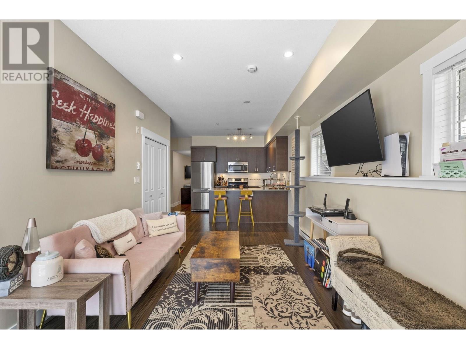 Property at 16 838 ROYAL AVENUE image 4