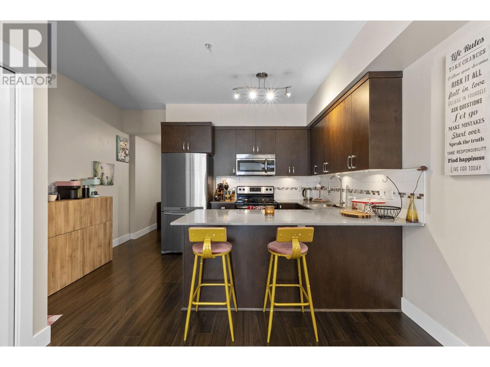 Property at 16 838 ROYAL AVENUE image 1