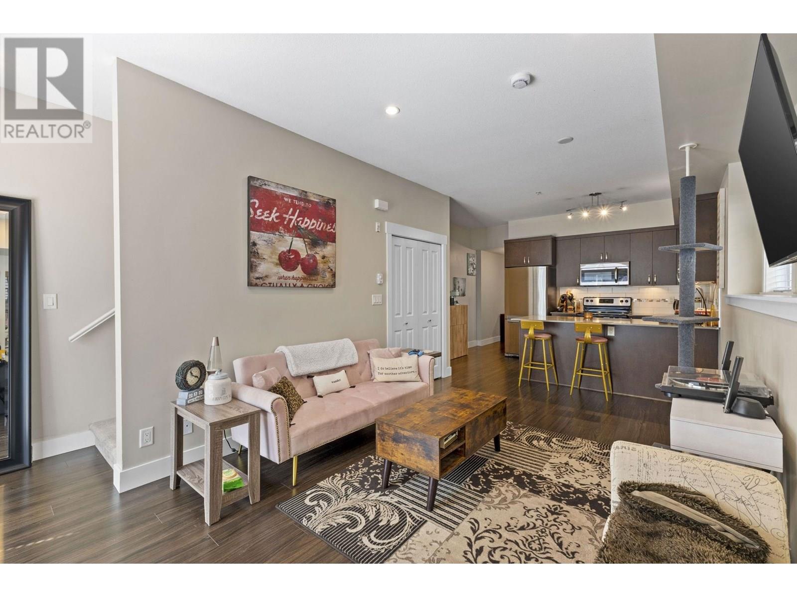 Property at 16 838 ROYAL AVENUE image 3