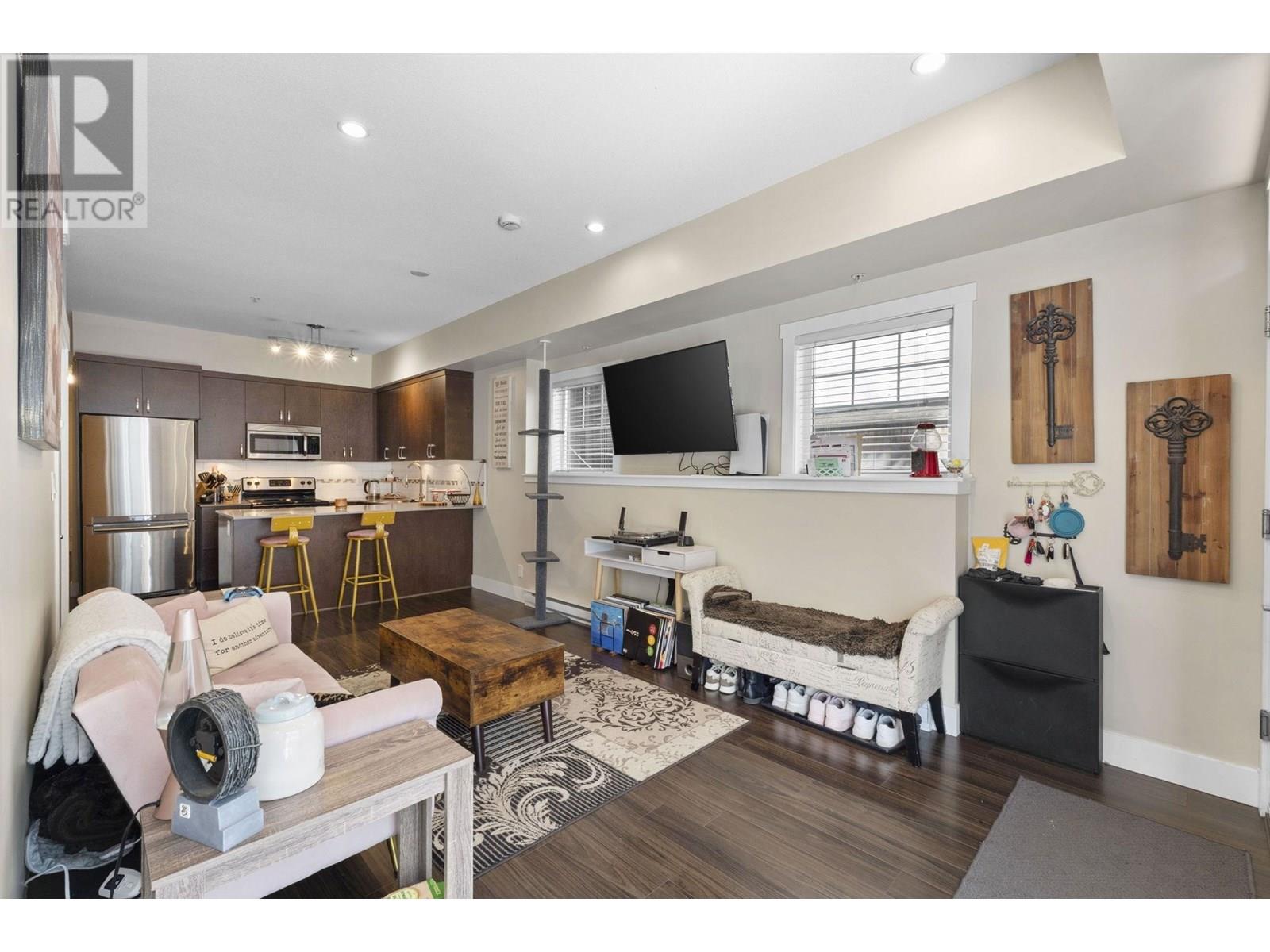 Property at 16 838 ROYAL AVENUE image 2