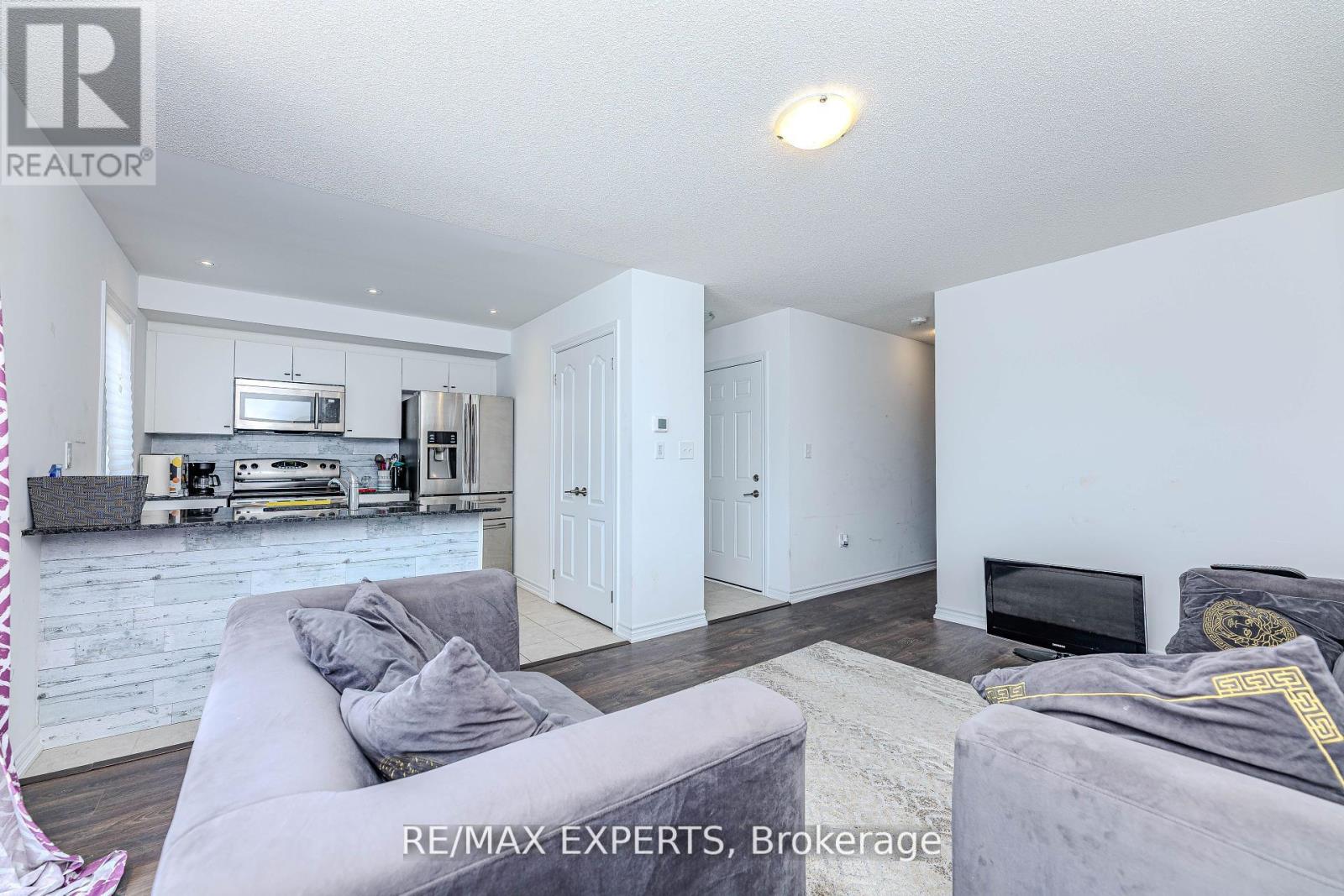10 Brown Bear Street, Barrie, Ontario  L9J 0H8 - Photo 8 - S12302987