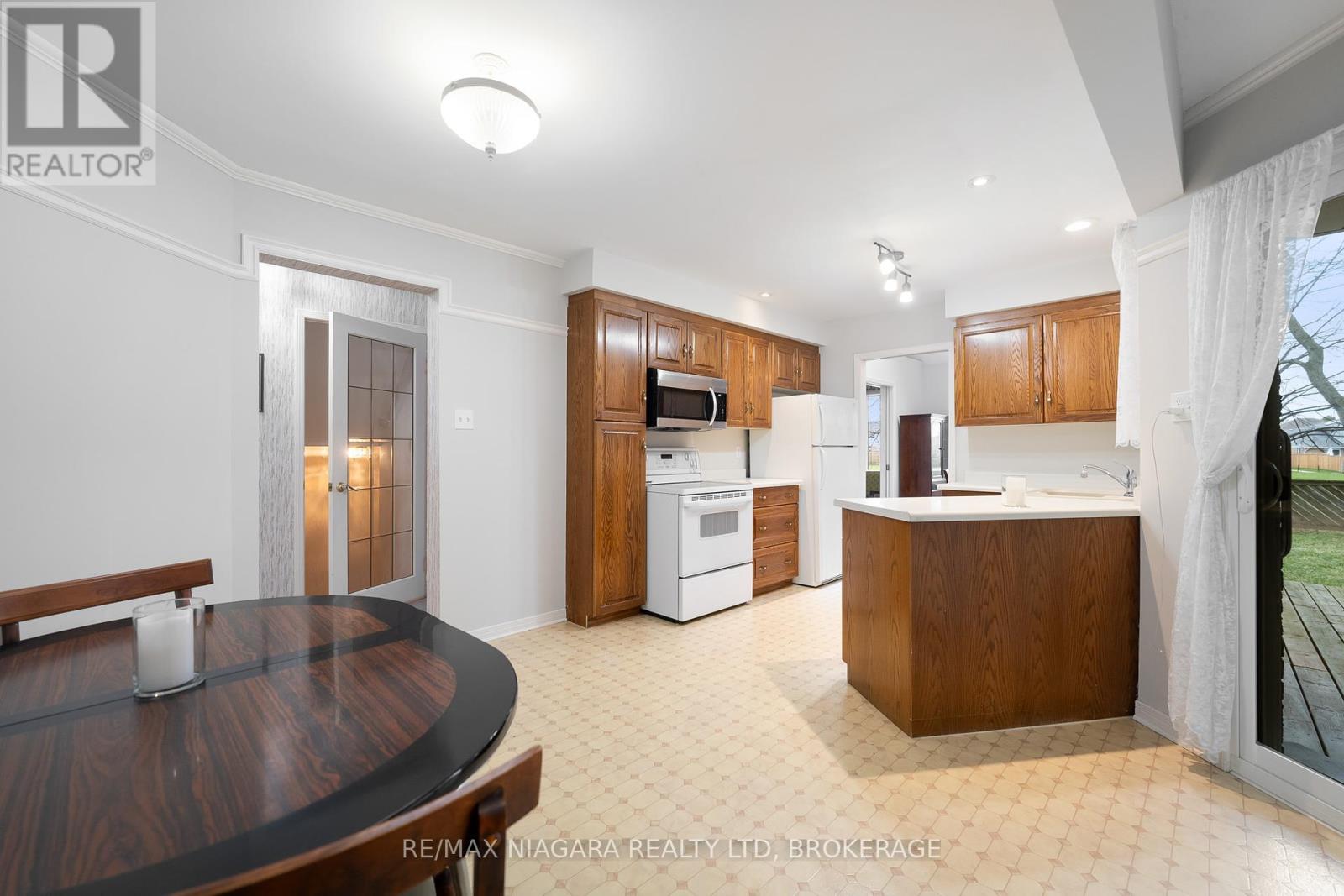 2 - 10 Elderwood Drive, St. Catharines, Ontario  L2S 3G3 - Photo 7 - X12303121