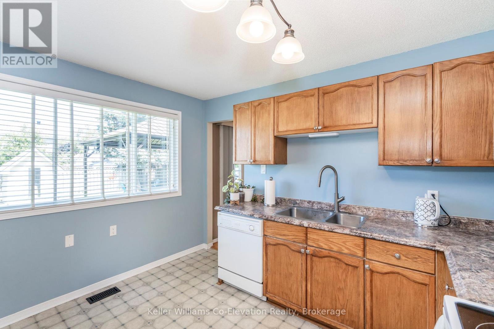 5 Pommel Place, Penetanguishene, Ontario  L9M 1J7 - Photo 4 - S12303068