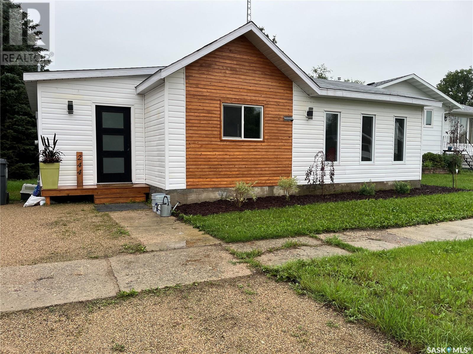 244 3rd AVENUE E, Gravelbourg, Saskatchewan