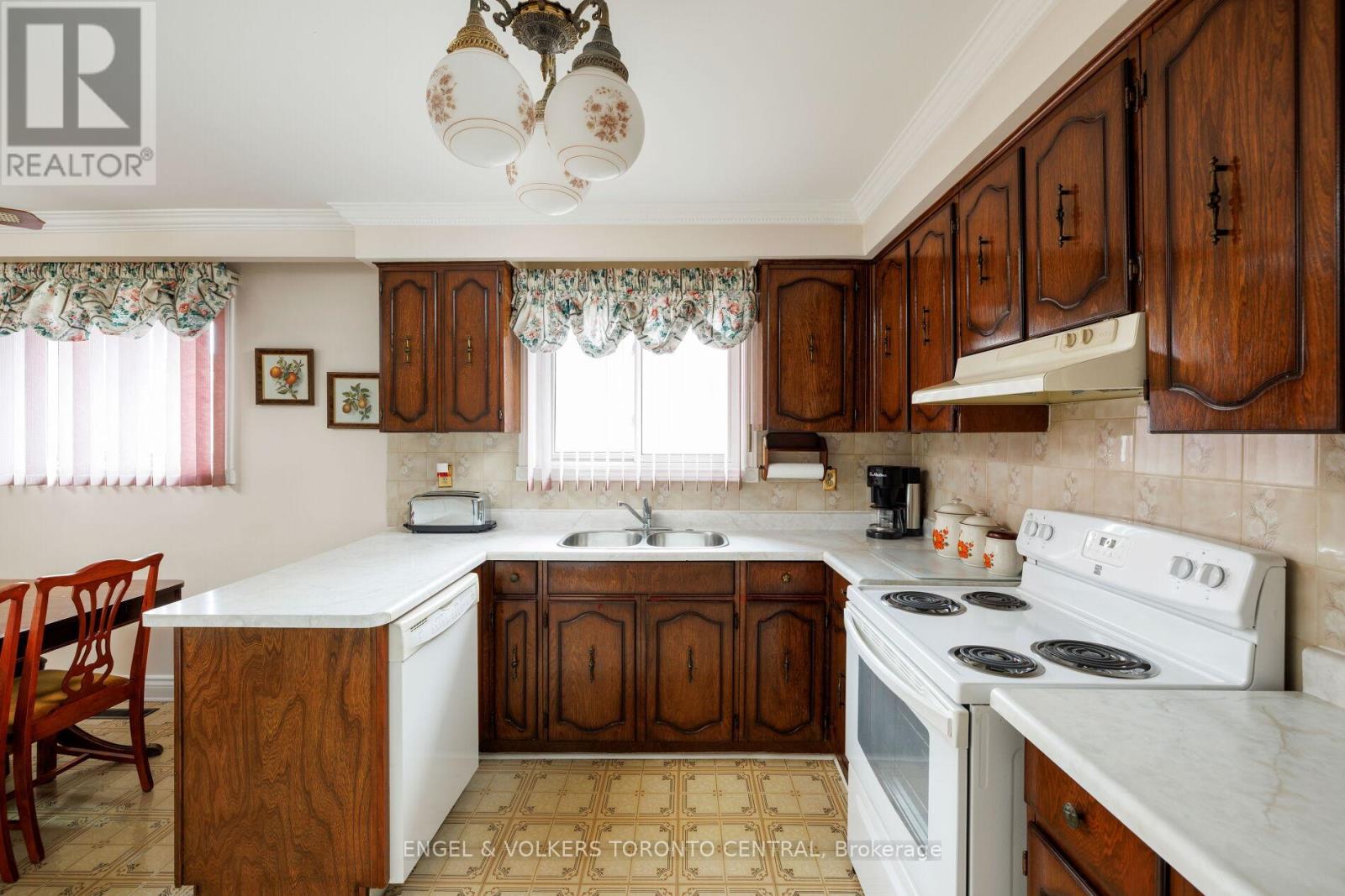 231 Shawnee Circle, Toronto, Ontario  M2H 2Y3 - Photo 17 - C12303116