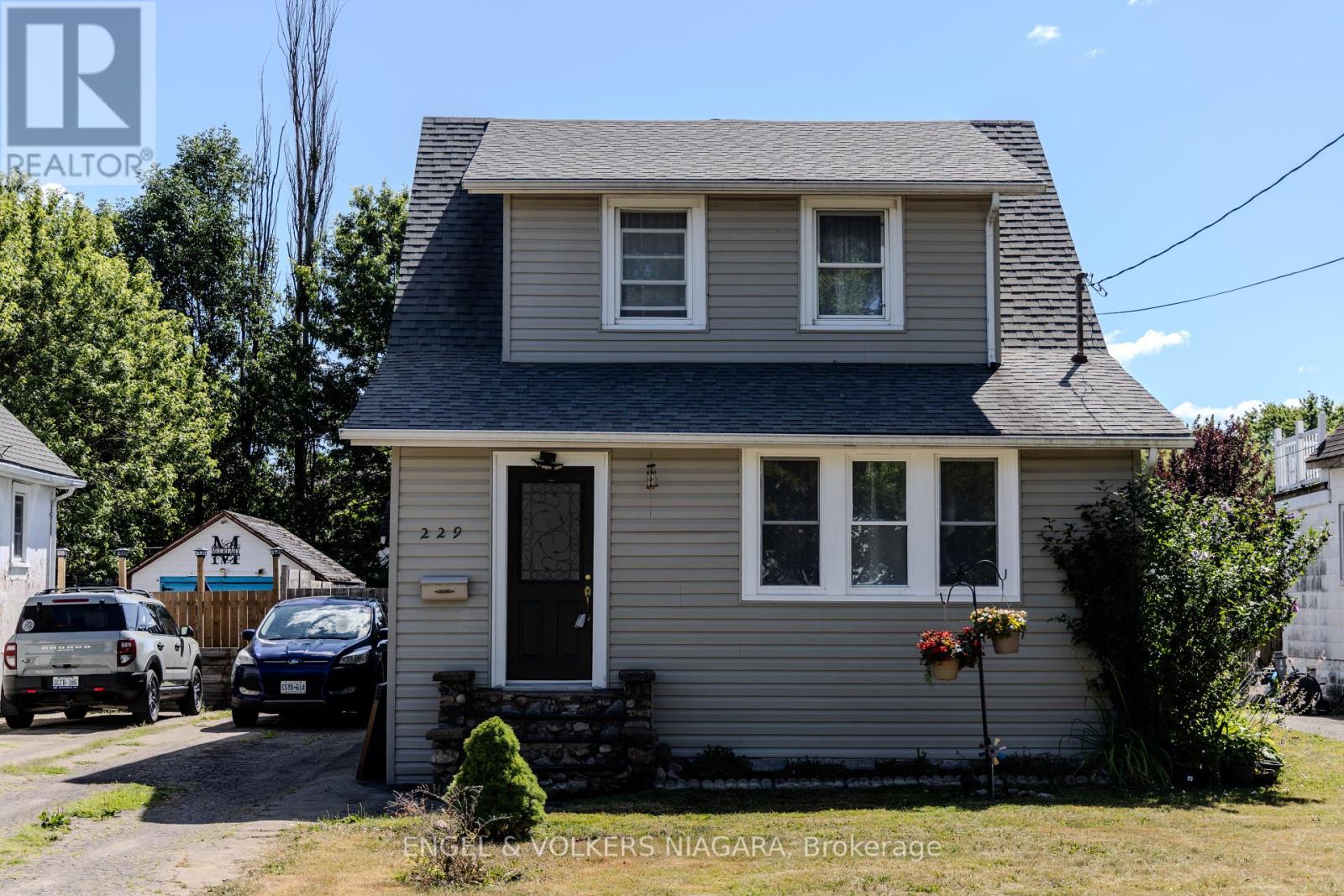 229 North Street N, Fort Erie, Ontario  L2A 3R9 - Photo 1 - X12303195