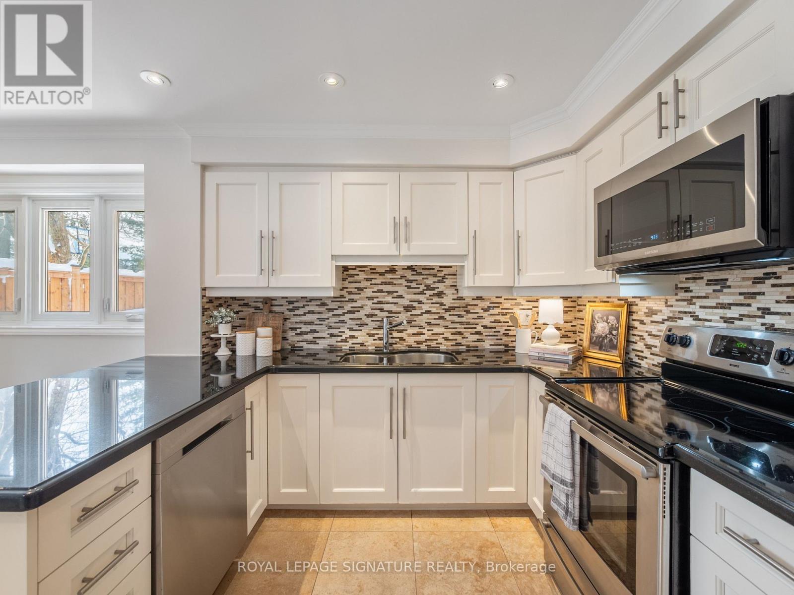 1376 Tecumseh Park Drive, Mississauga, Ontario  L5H 2W6 - Photo 10 - W12303144