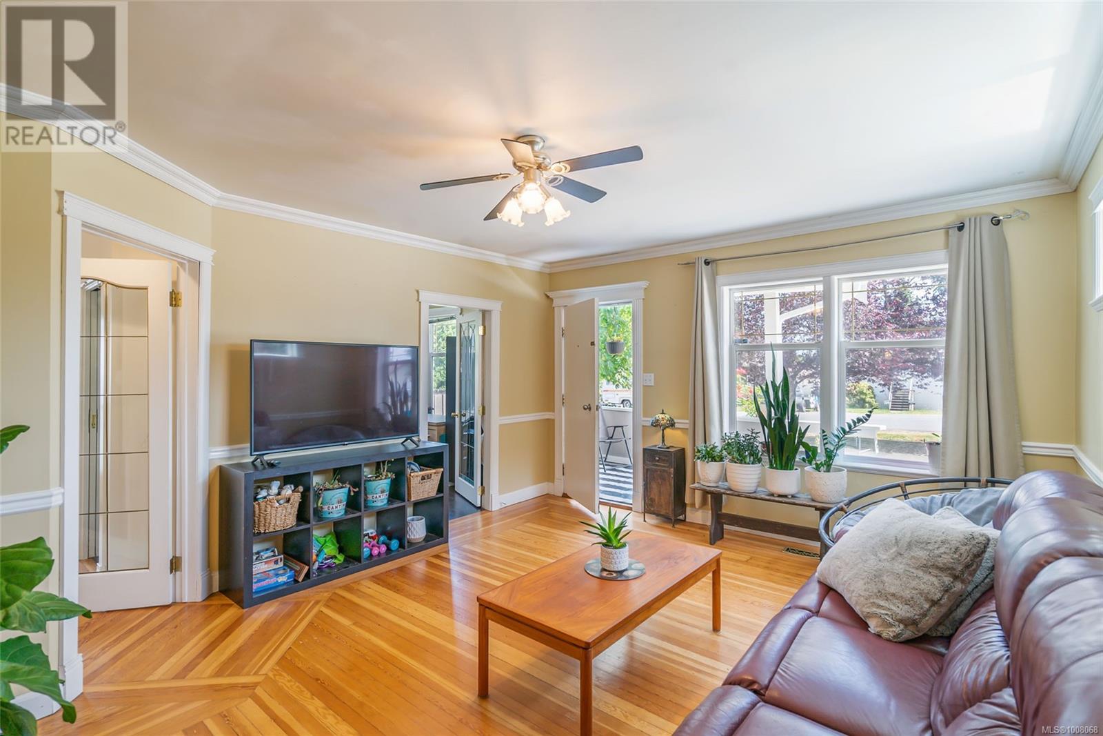 Property at 419 Hillcrest Ave image 4