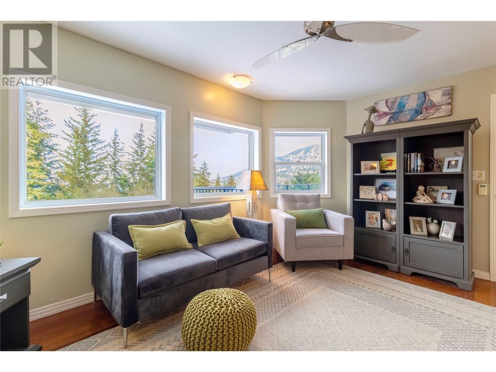 Property at 2273 Lakeview Drive image 2