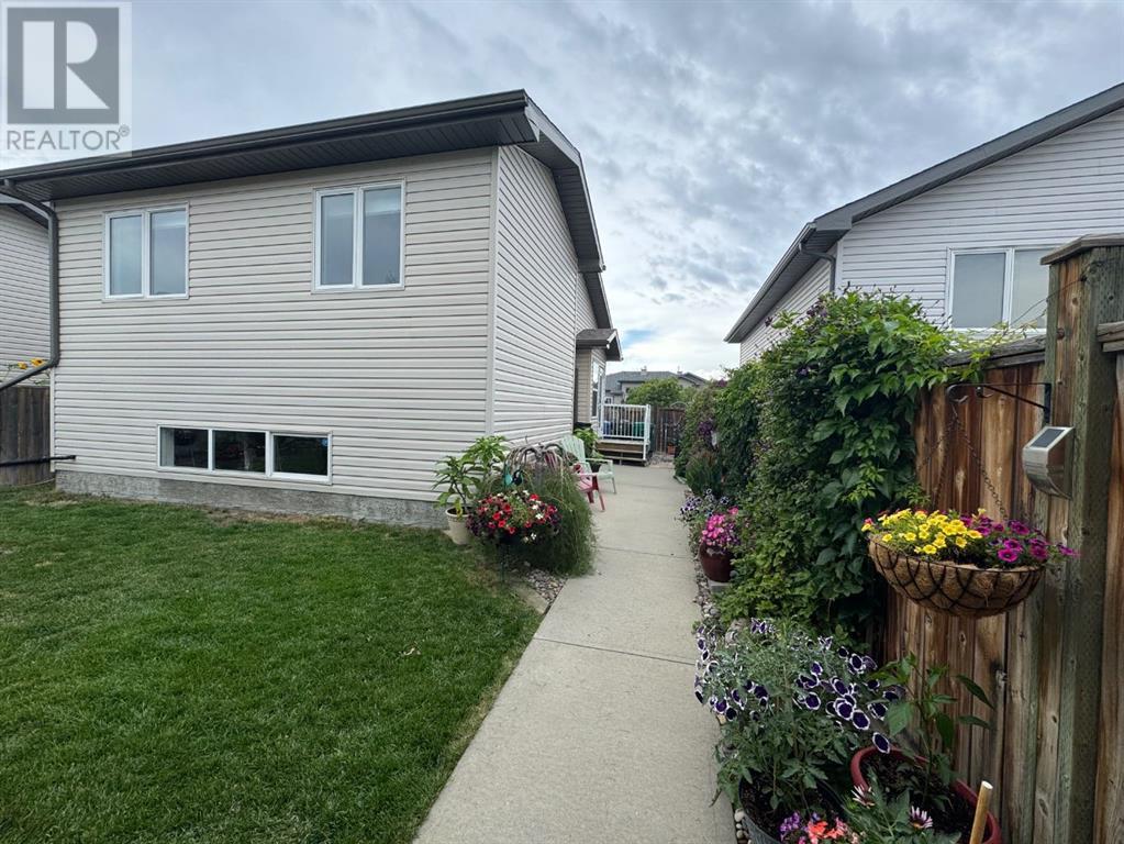 Property at 335 lynx Crescent N image 4