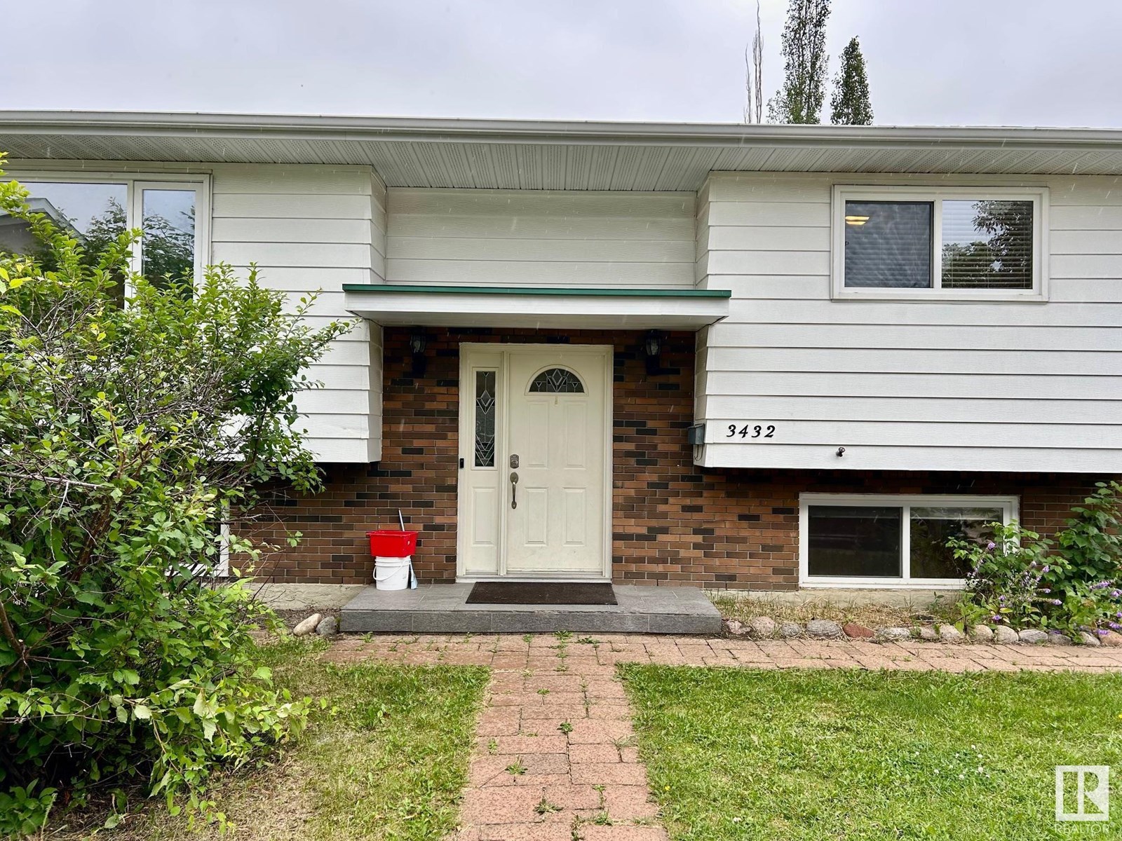 Property at 3432 81 ST NW image 2