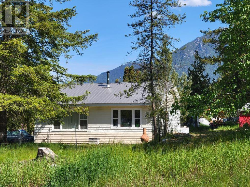 572 6 Highway, nakusp, British Columbia