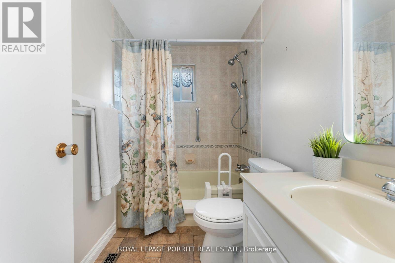 32 Chaucer Crescent, Barrie, Ontario  L4N 4T7 - Photo 17 - S12303551